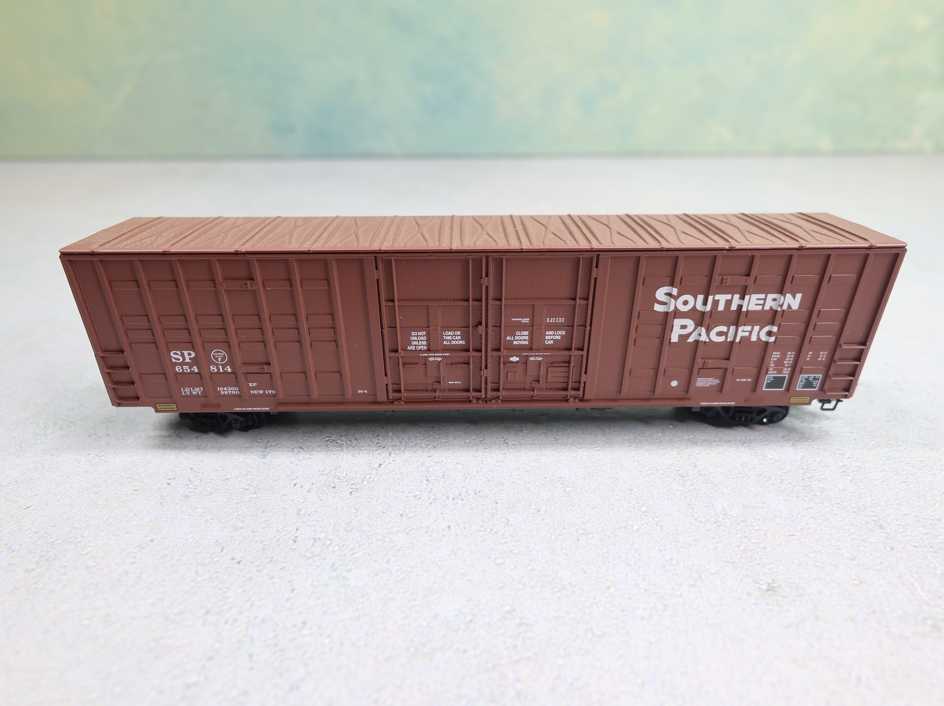 USED Micro-Trains 10300102 N Scale 60' Box Car Excess Height Double Plug Doors Southern Pacific SP #654814 Knuckle Couplers