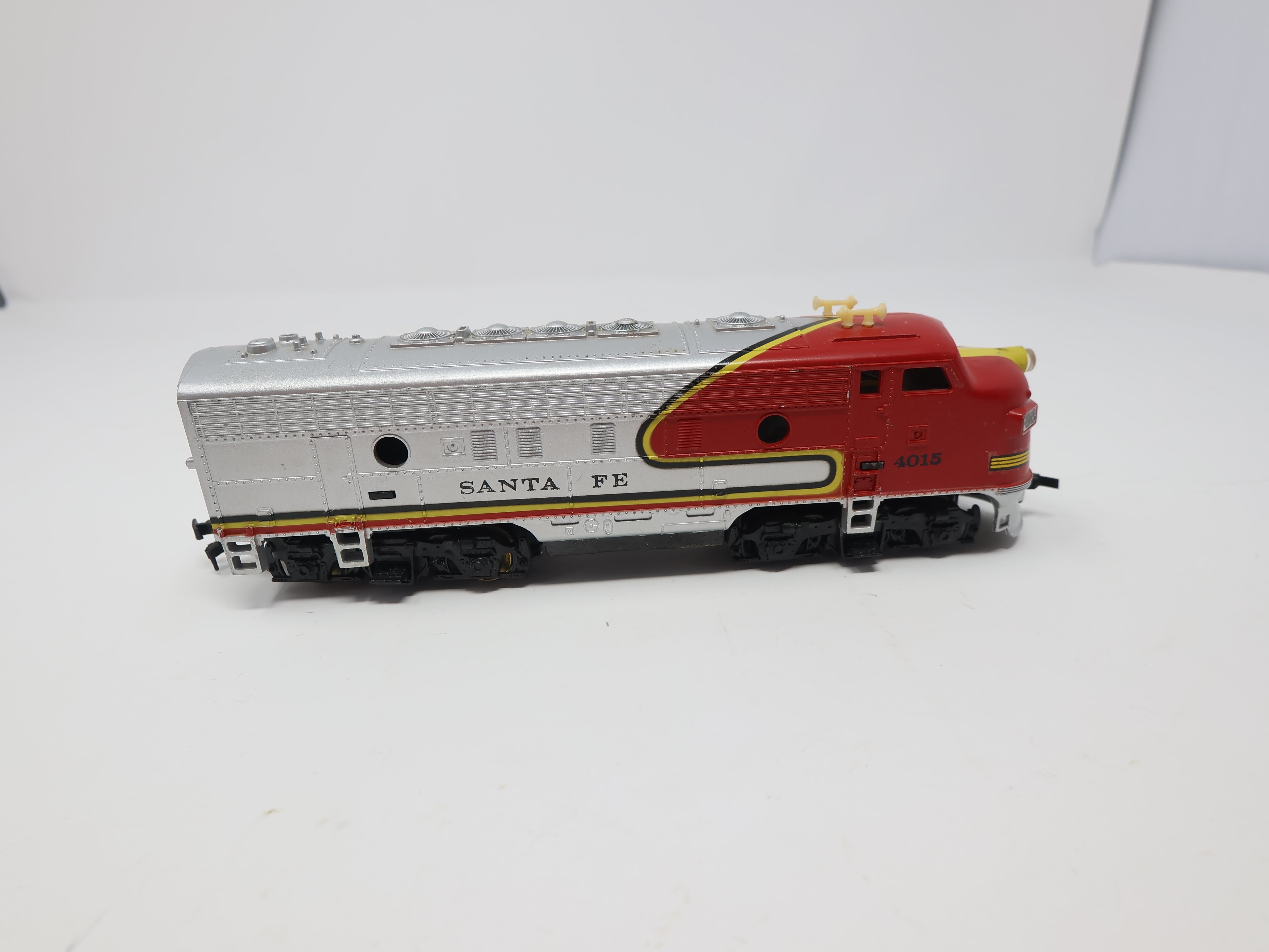 USED Tyco HO Scale, F7A Diesel Locomotive, Santa Fe #4015, For Parts or Repairs (DC)