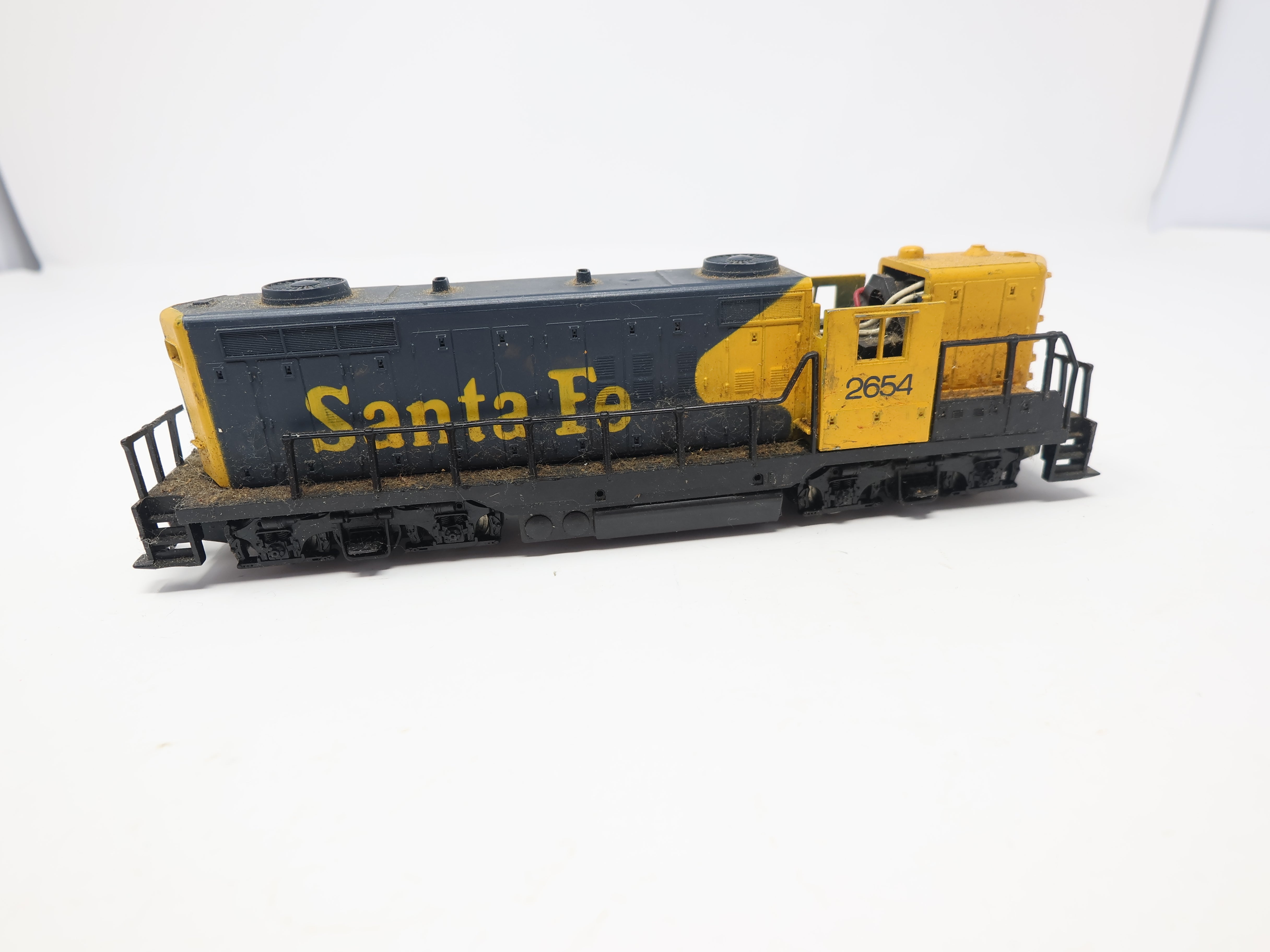 USED AHM HO Scale, GP-18 Diesel Locomotive, Santa Fe #2654, For Parts or Repairs (DC)
