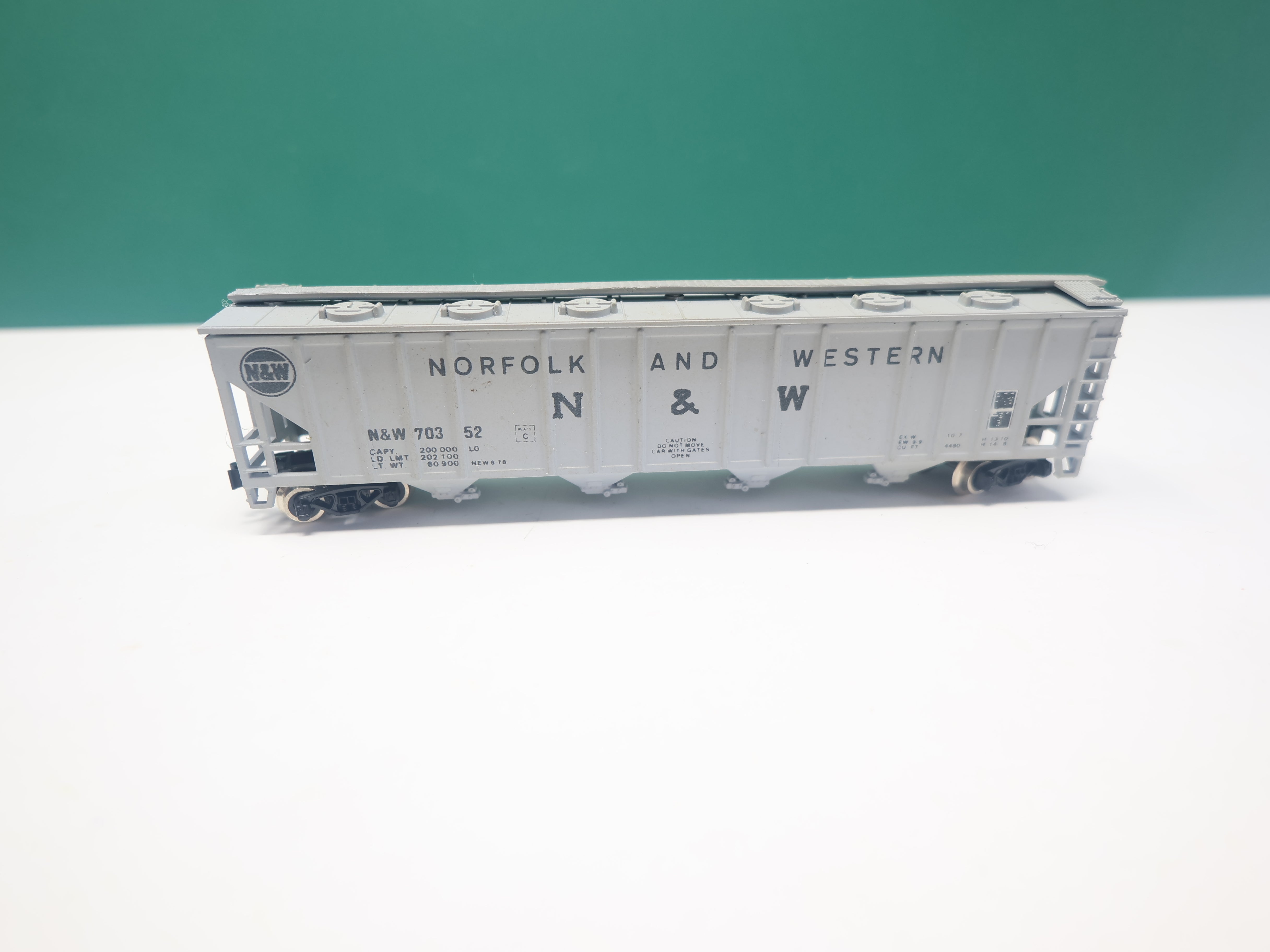 USED Con-Cor N Scale, PS2 52' Covered Hopper, Norfolk & Western N&W #70352