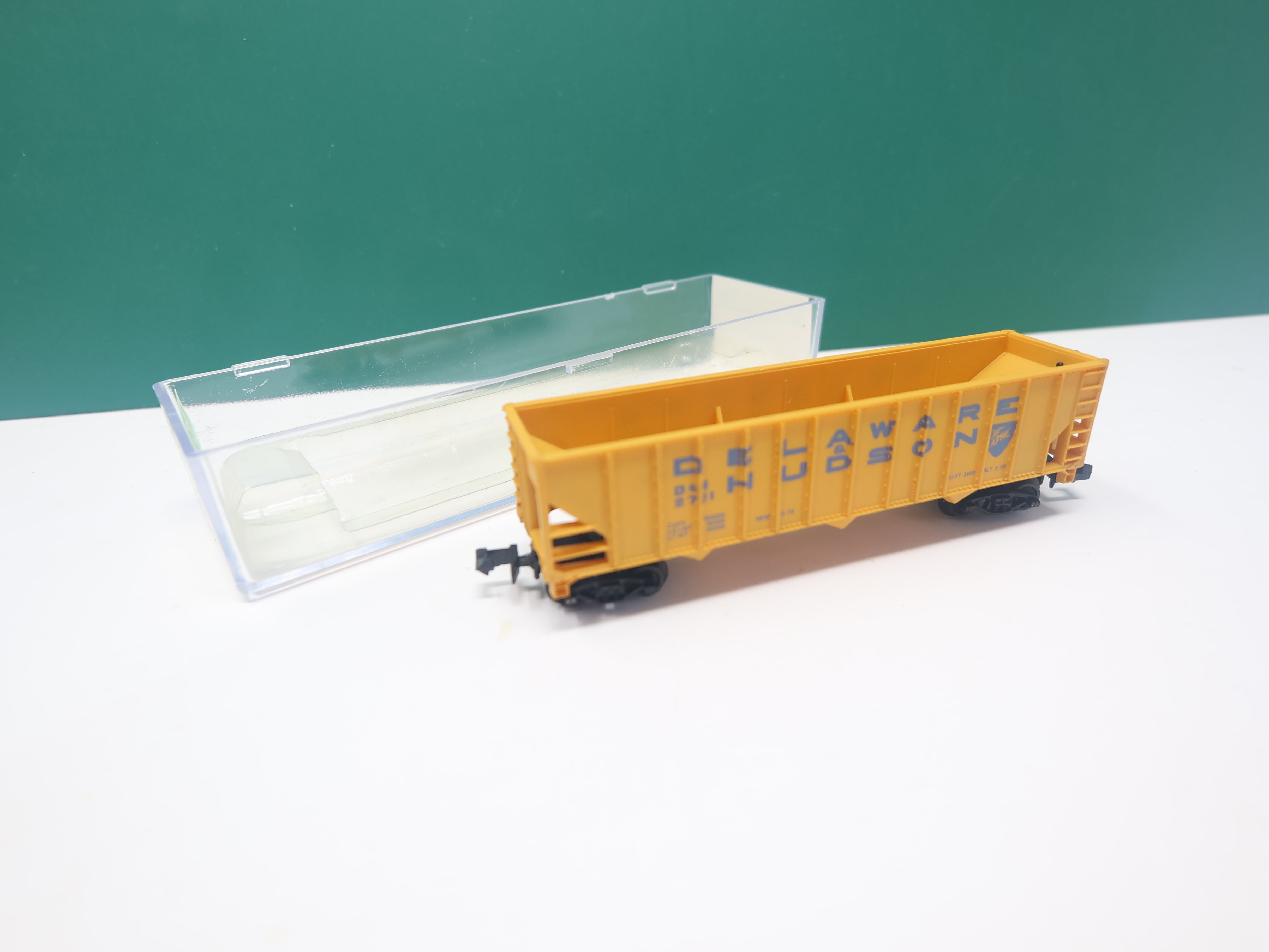 USED Life-Like 14006 N Scale, 100 Ton Hopper, Delaware and Hudson DH #2701, Bev-Bel