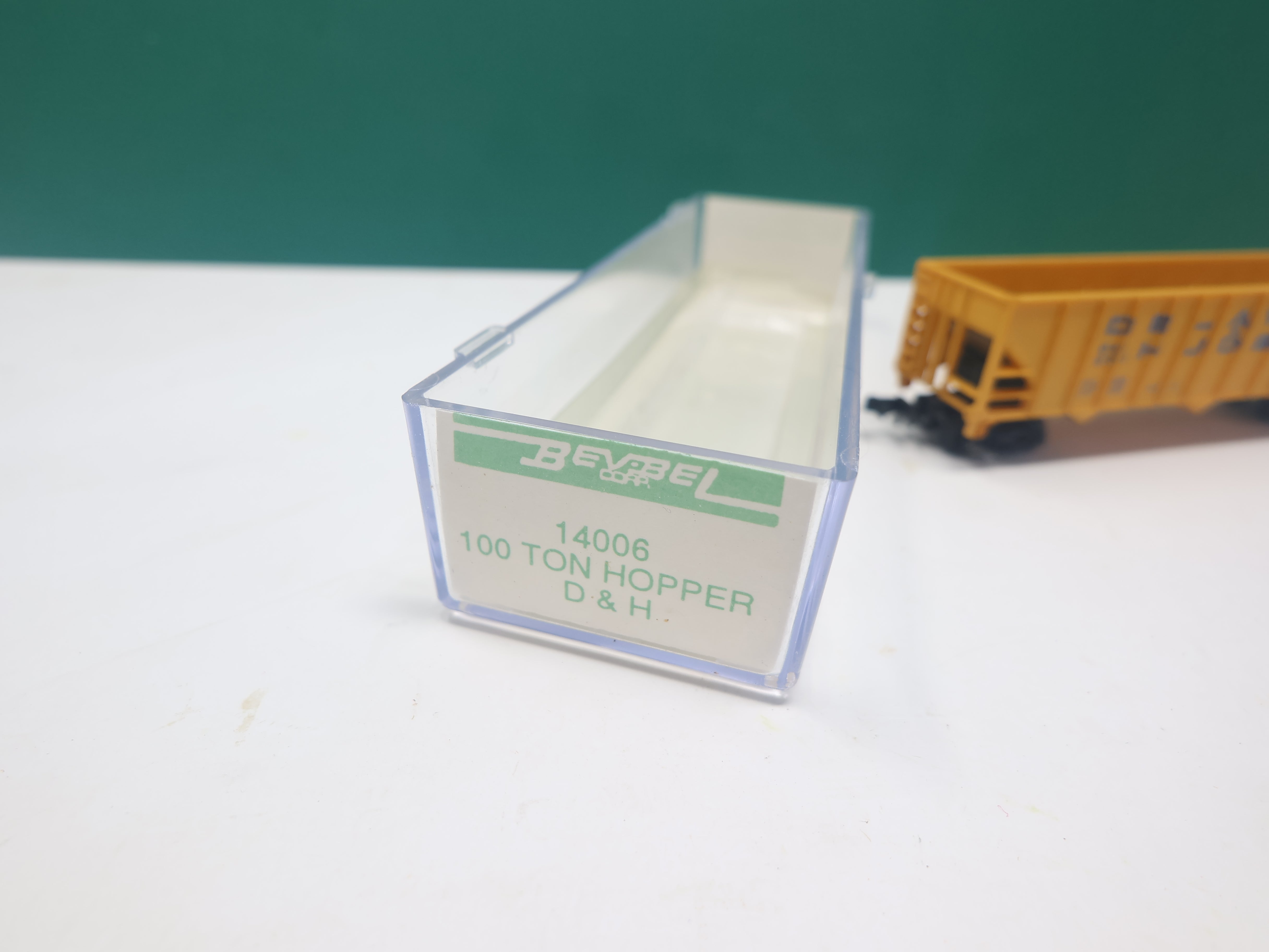 USED Life-Like 14006 N Scale, 100 Ton Hopper, Delaware and Hudson DH #2701, Bev-Bel