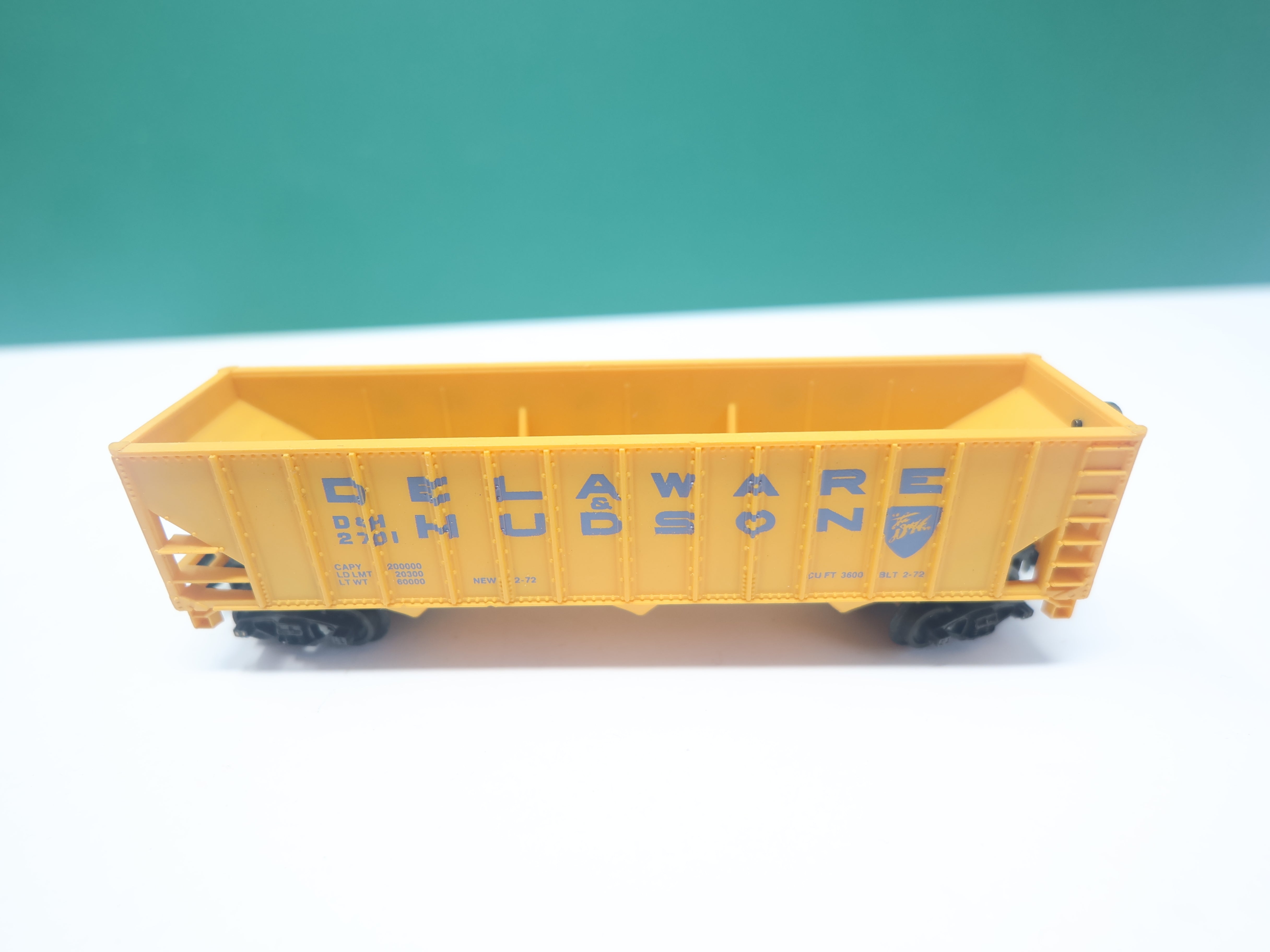 USED Life-Like 14006 N Scale, 100 Ton Hopper, Delaware and Hudson DH #2701, Bev-Bel