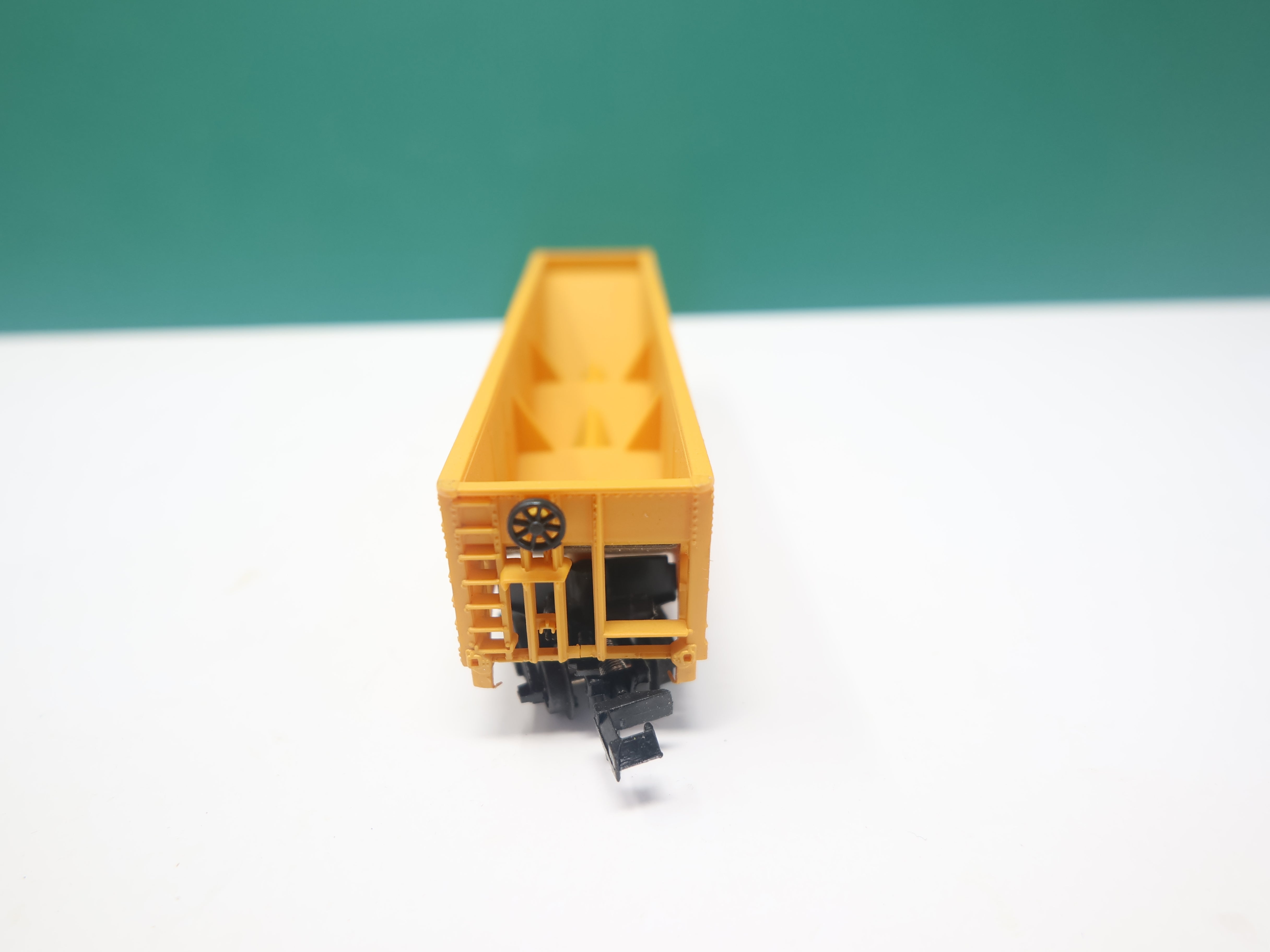USED Life-Like 14006 N Scale, 100 Ton Hopper, Delaware and Hudson DH #2701, Bev-Bel