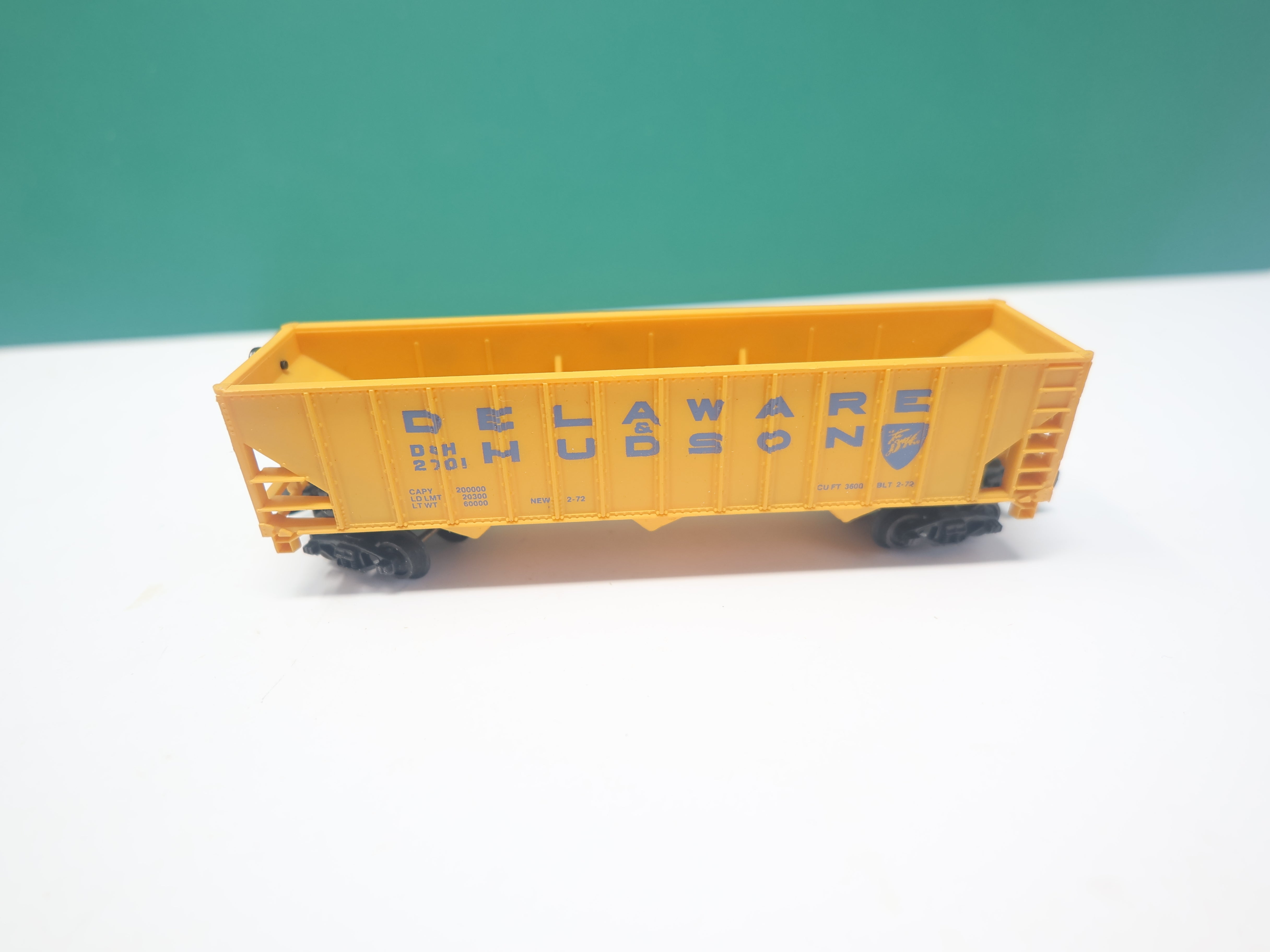 USED Life-Like 14006 N Scale, 100 Ton Hopper, Delaware and Hudson DH #2701, Bev-Bel