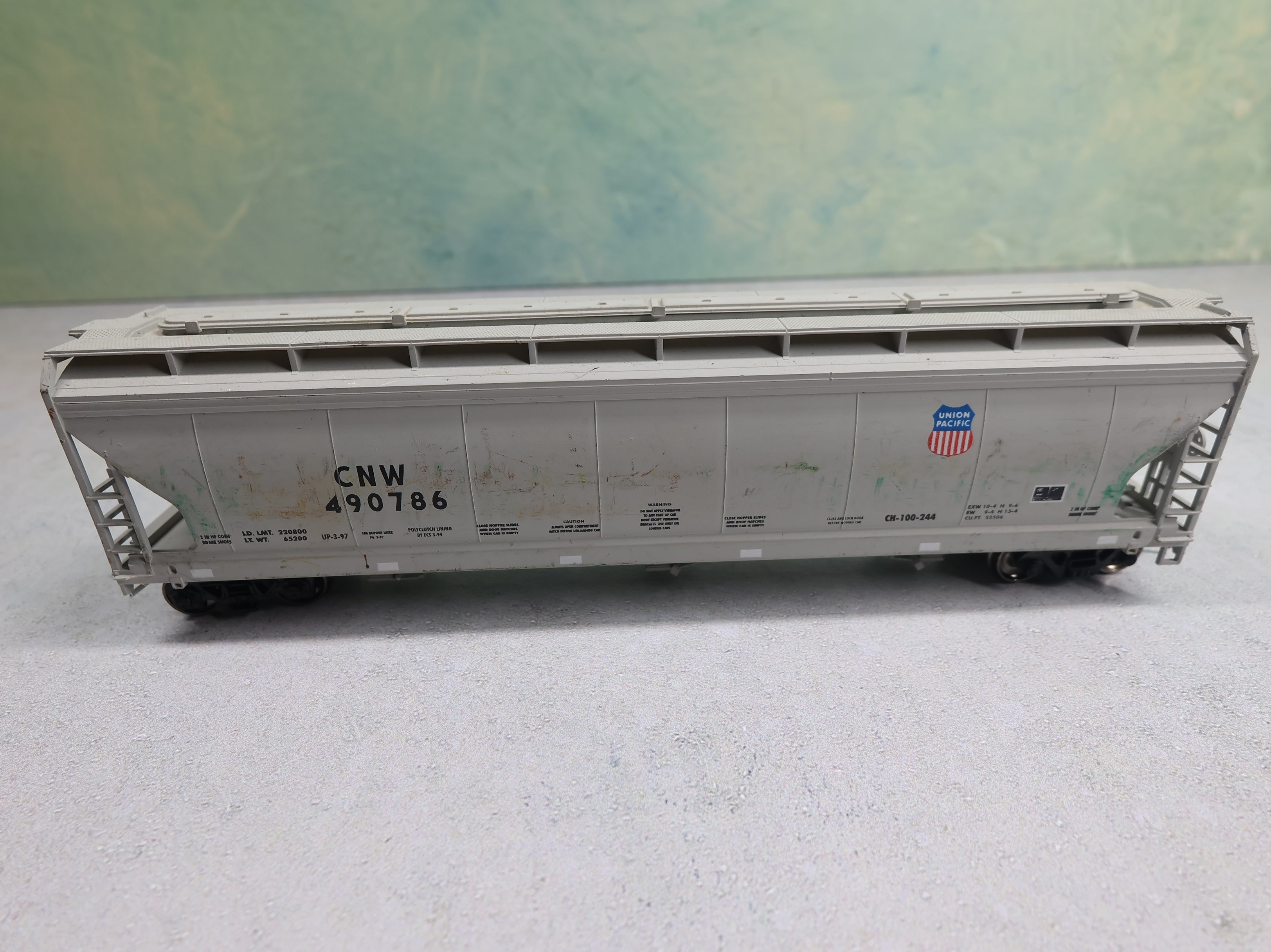 USED Accurail HO Scale Centerflow 3 Bay Covered Hopper Union Pacific CNW #490786 Weathered Scuff Marks