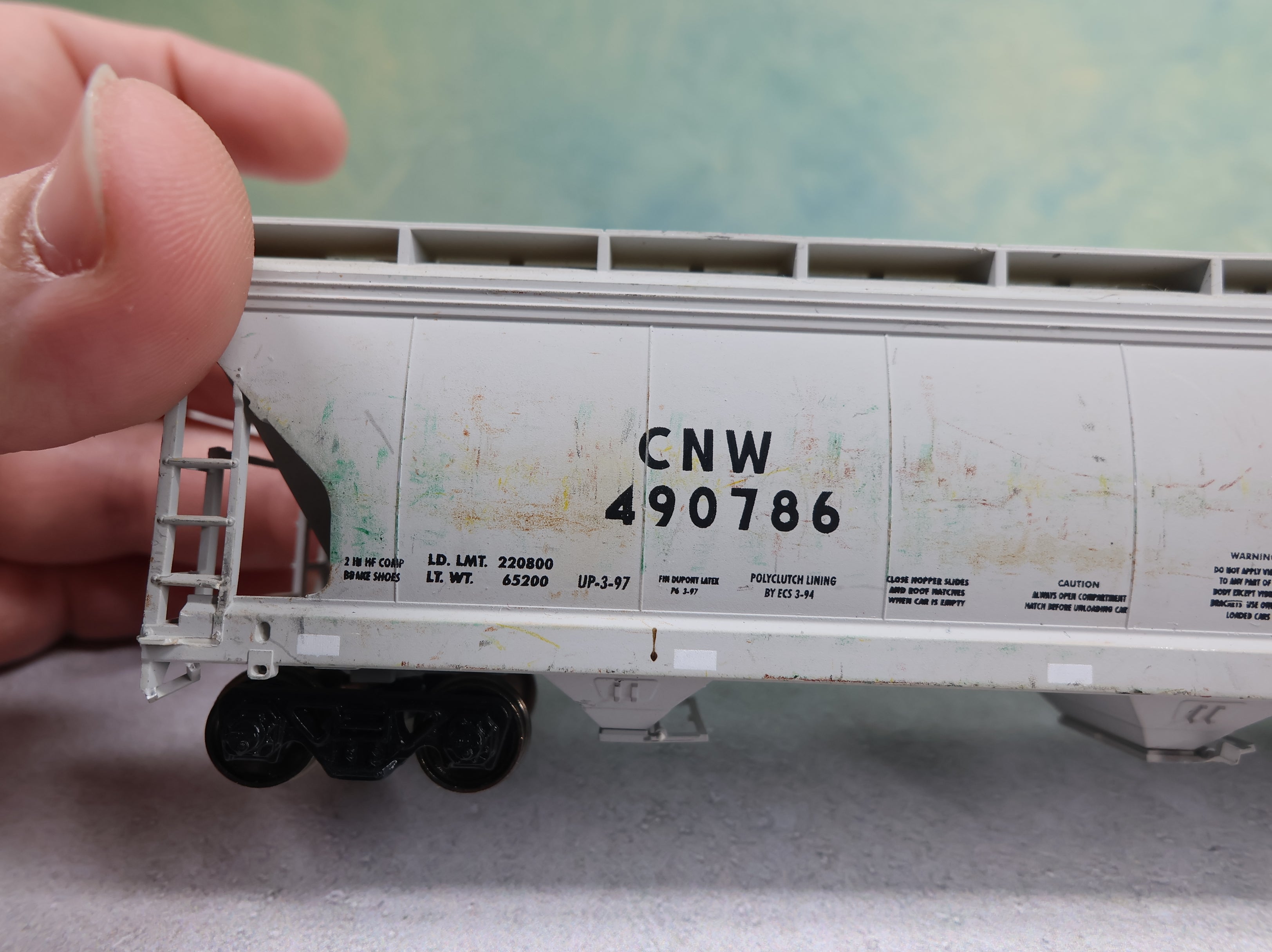 USED Accurail HO Scale Centerflow 3 Bay Covered Hopper Union Pacific CNW #490786 Weathered Scuff Marks