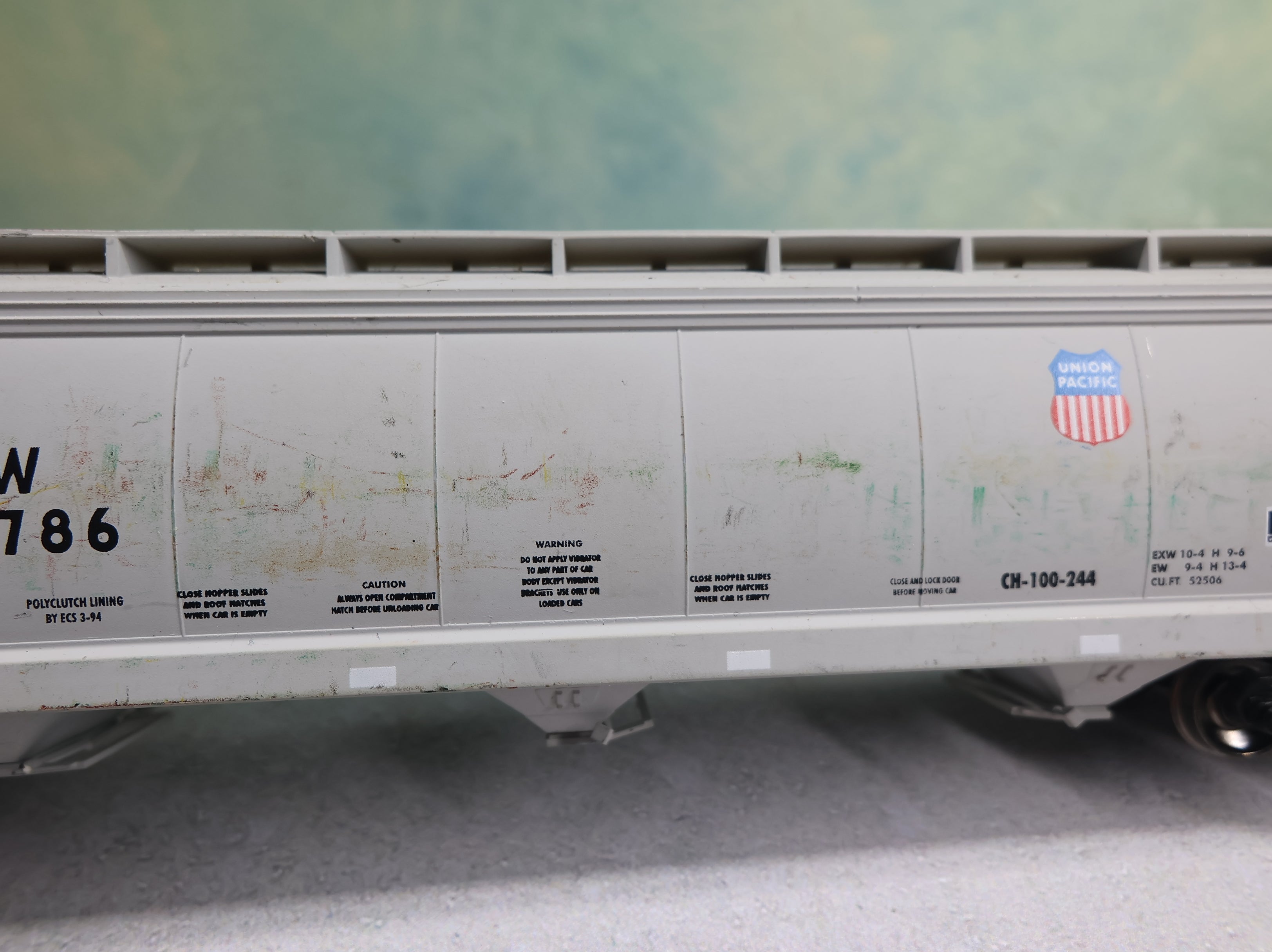 USED Accurail HO Scale Centerflow 3 Bay Covered Hopper Union Pacific CNW #490786 Weathered Scuff Marks