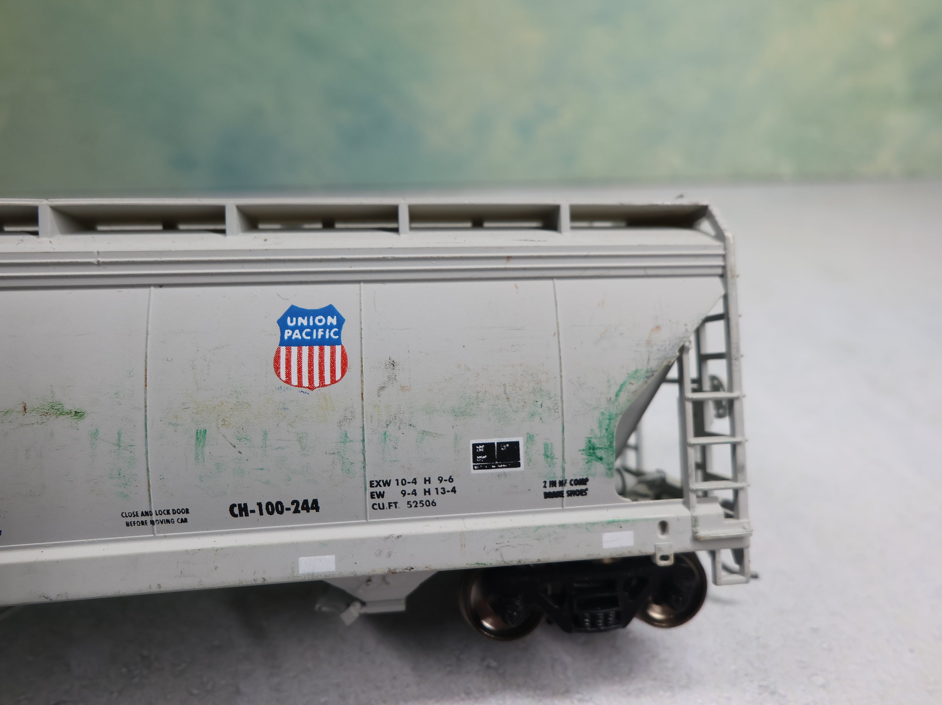 USED Accurail HO Scale Centerflow 3 Bay Covered Hopper Union Pacific CNW #490786 Weathered Scuff Marks