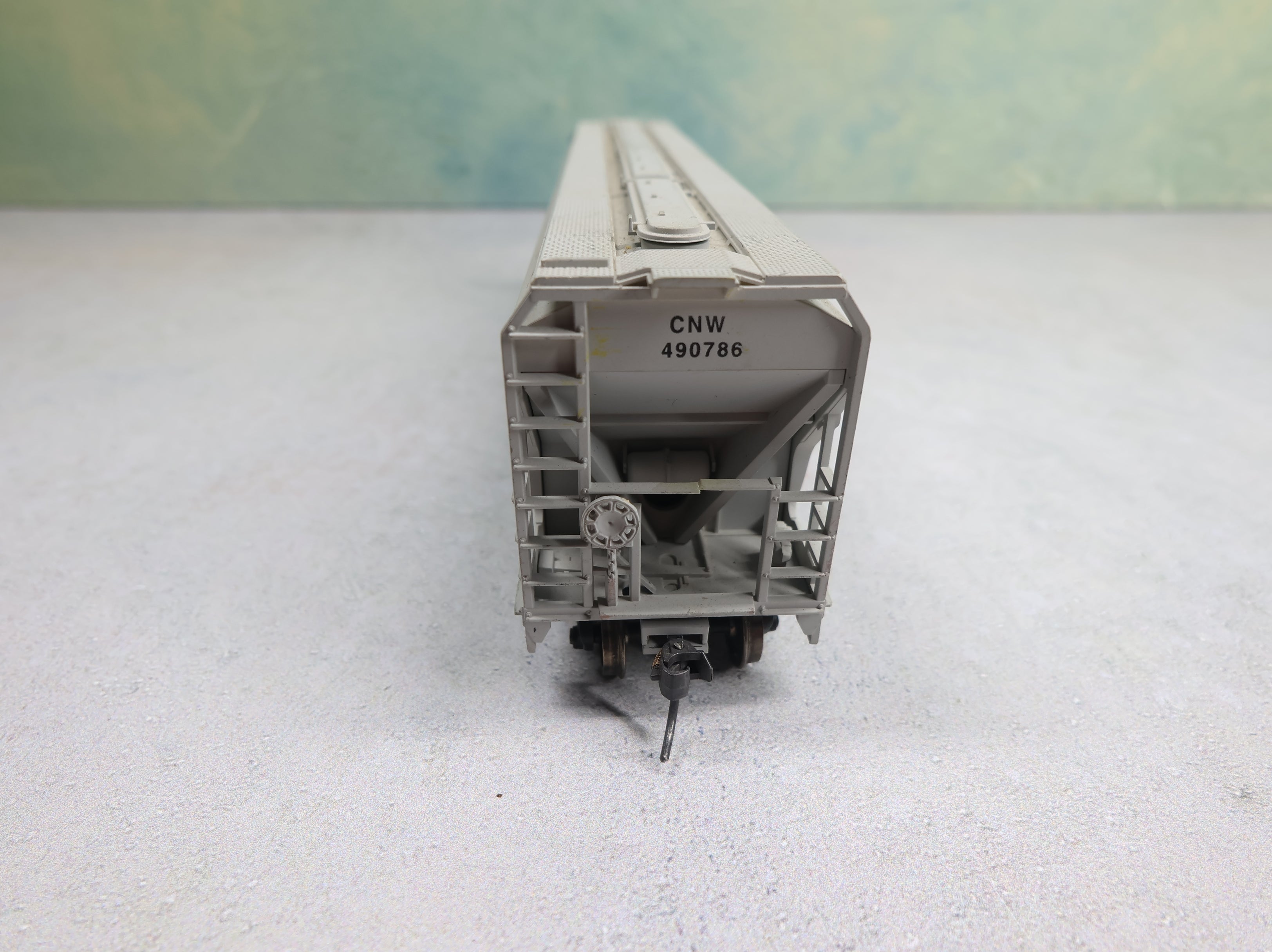 USED Accurail HO Scale Centerflow 3 Bay Covered Hopper Union Pacific CNW #490786 Weathered Scuff Marks