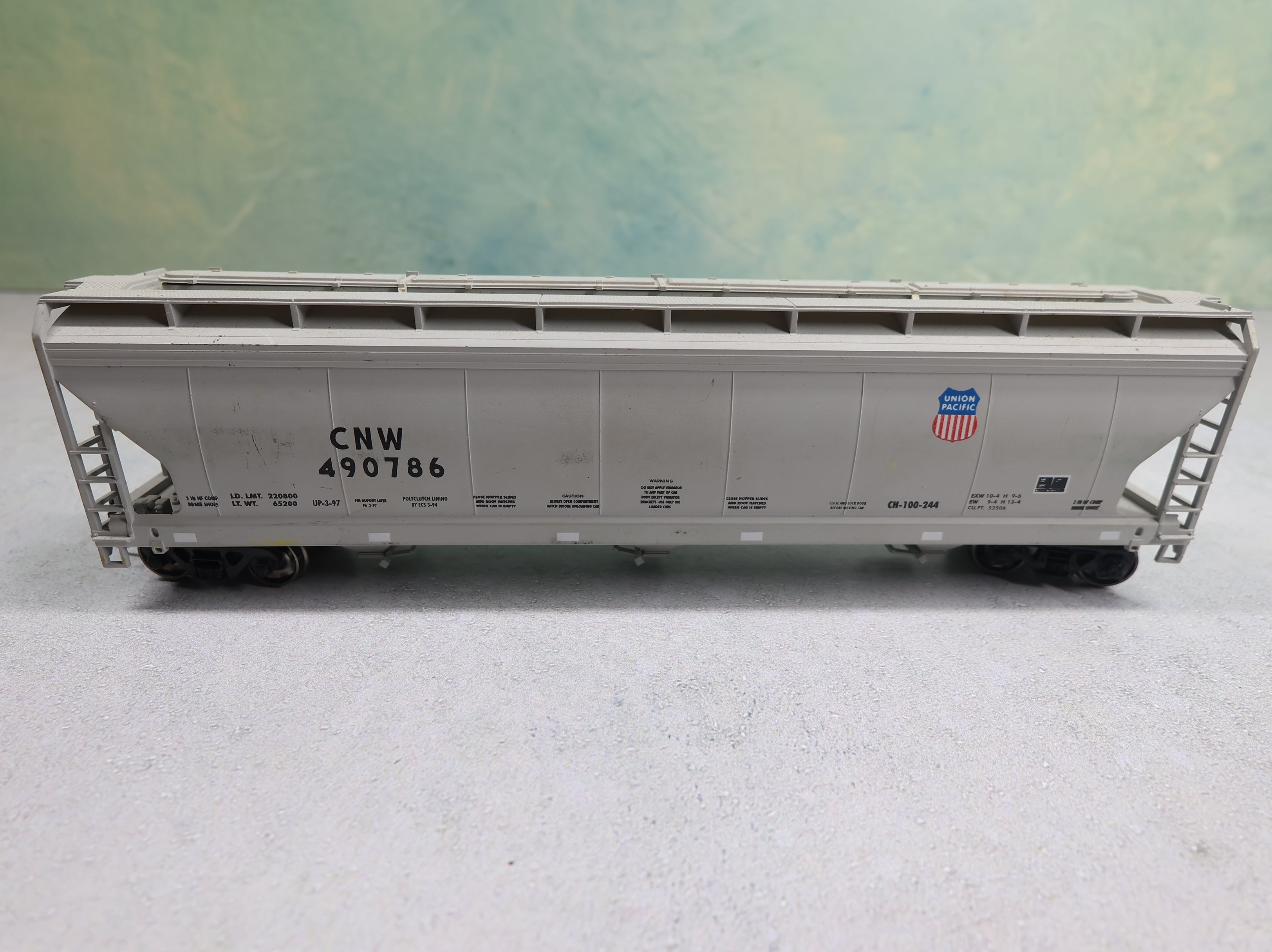 USED Accurail HO Scale Centerflow 3 Bay Covered Hopper Union Pacific CNW #490786 Weathered Scuff Marks