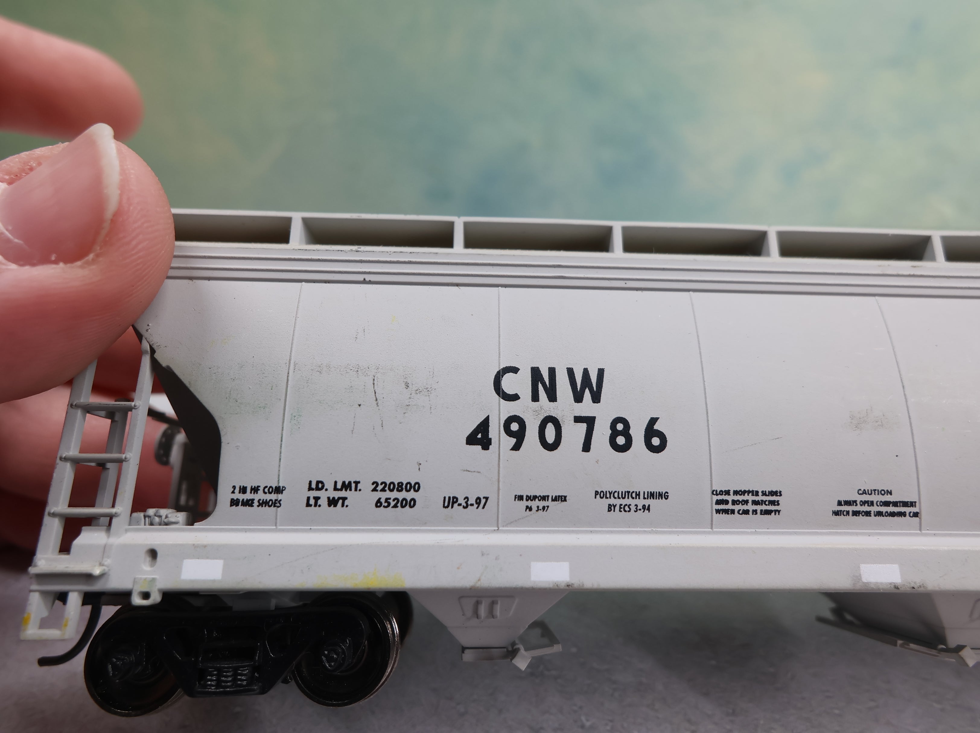USED Accurail HO Scale Centerflow 3 Bay Covered Hopper Union Pacific CNW #490786 Weathered Scuff Marks