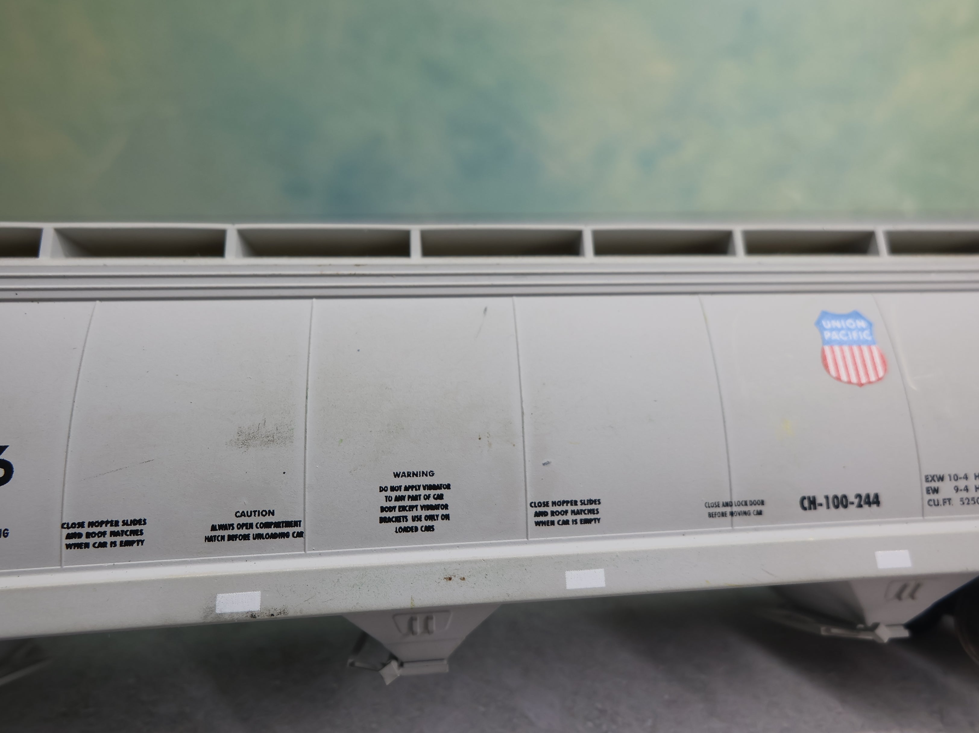USED Accurail HO Scale Centerflow 3 Bay Covered Hopper Union Pacific CNW #490786 Weathered Scuff Marks