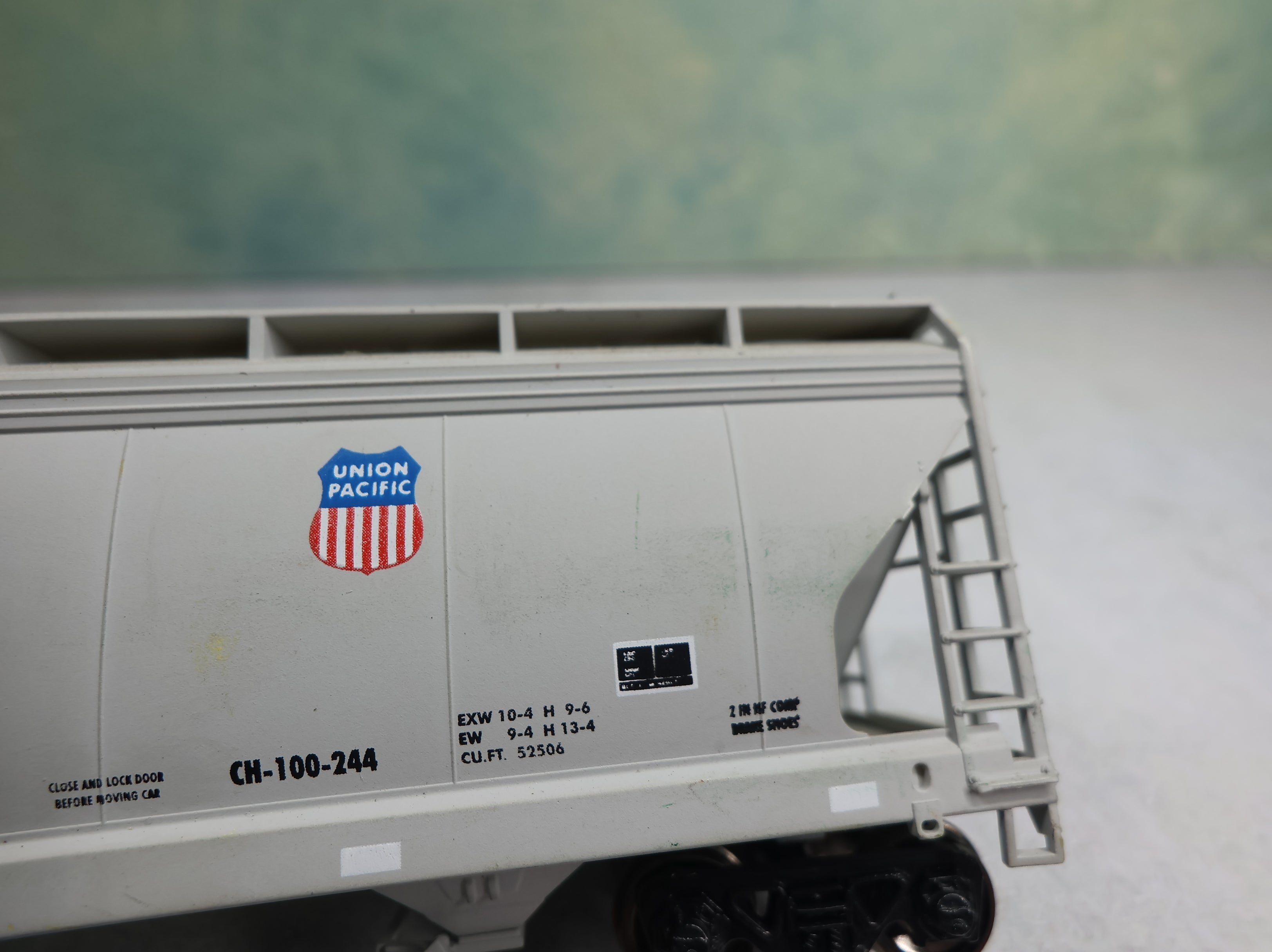 USED Accurail HO Scale Centerflow 3 Bay Covered Hopper Union Pacific CNW #490786 Weathered Scuff Marks