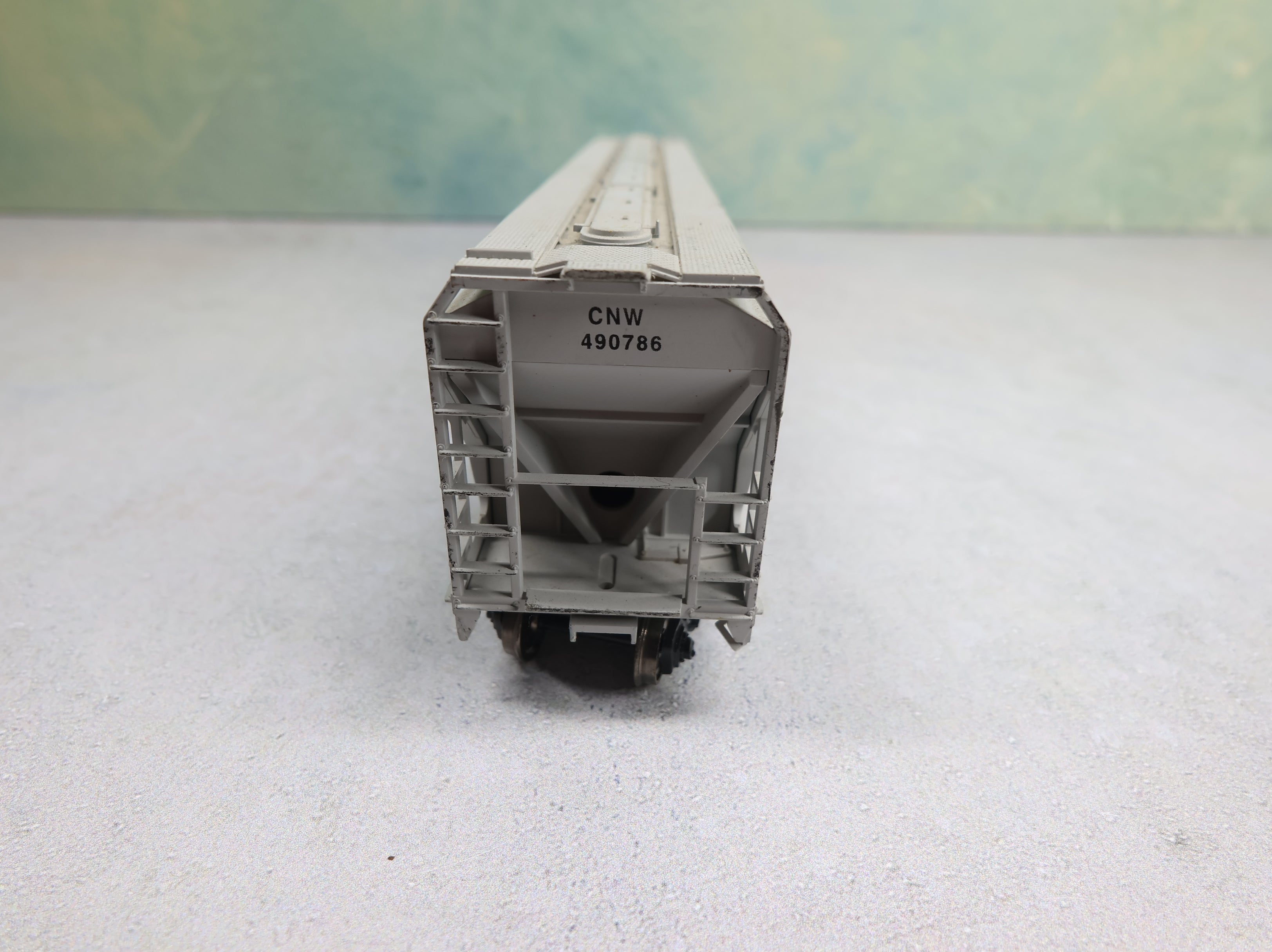 USED Accurail HO Scale Centerflow 3 Bay Covered Hopper Union Pacific CNW #490786 Weathered Scuff Marks