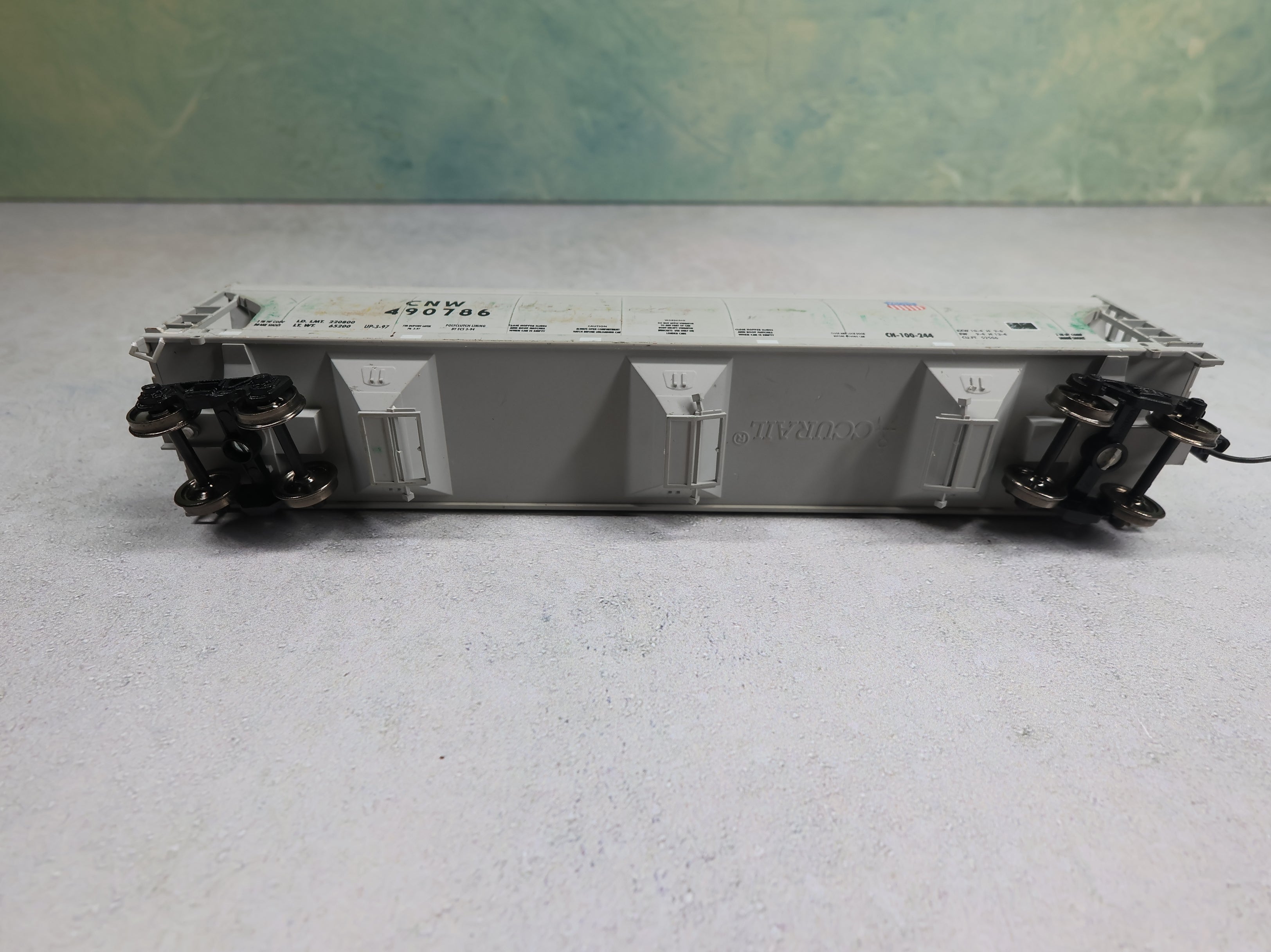 USED Accurail HO Scale Centerflow 3 Bay Covered Hopper Union Pacific CNW #490786 Weathered Scuff Marks