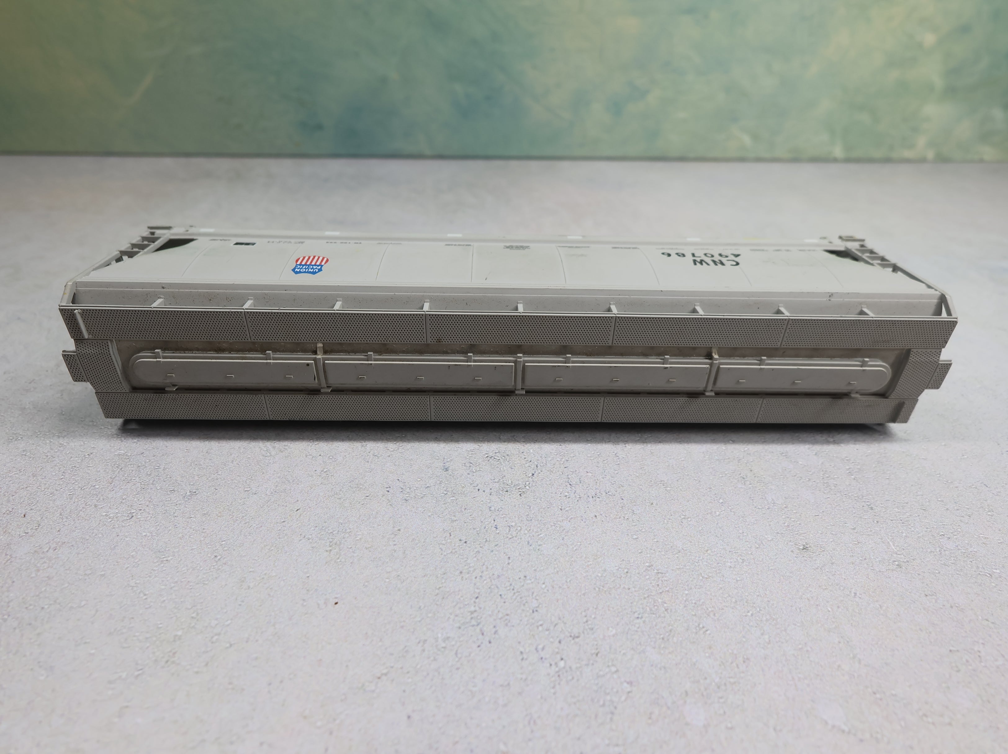 USED Accurail HO Scale Centerflow 3 Bay Covered Hopper Union Pacific CNW #490786 Weathered Scuff Marks