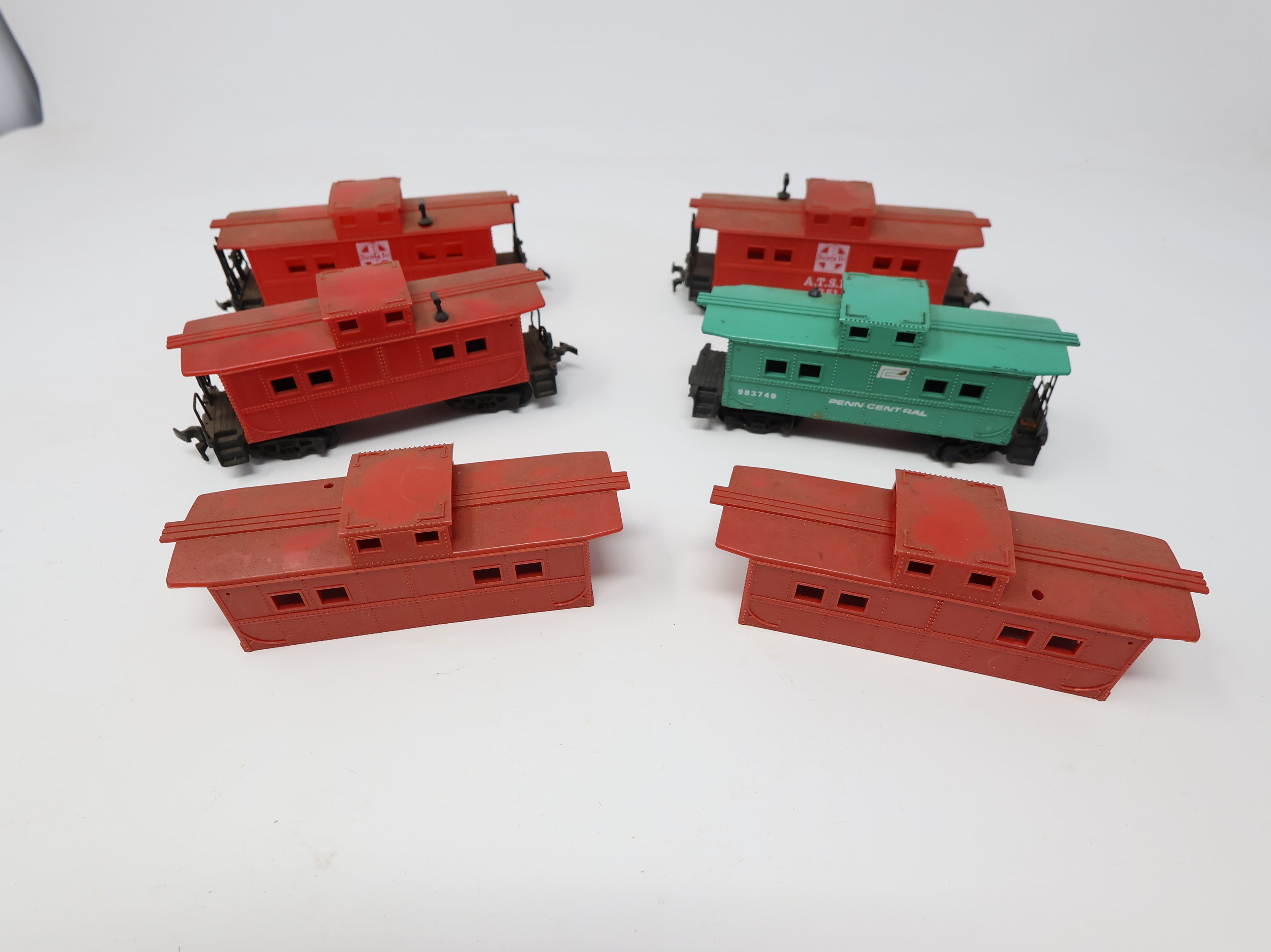 USED HO Scale Mixed Lot of Cabooses & Shells Santa Fe, PC, Undecorated Red (6 pcs)