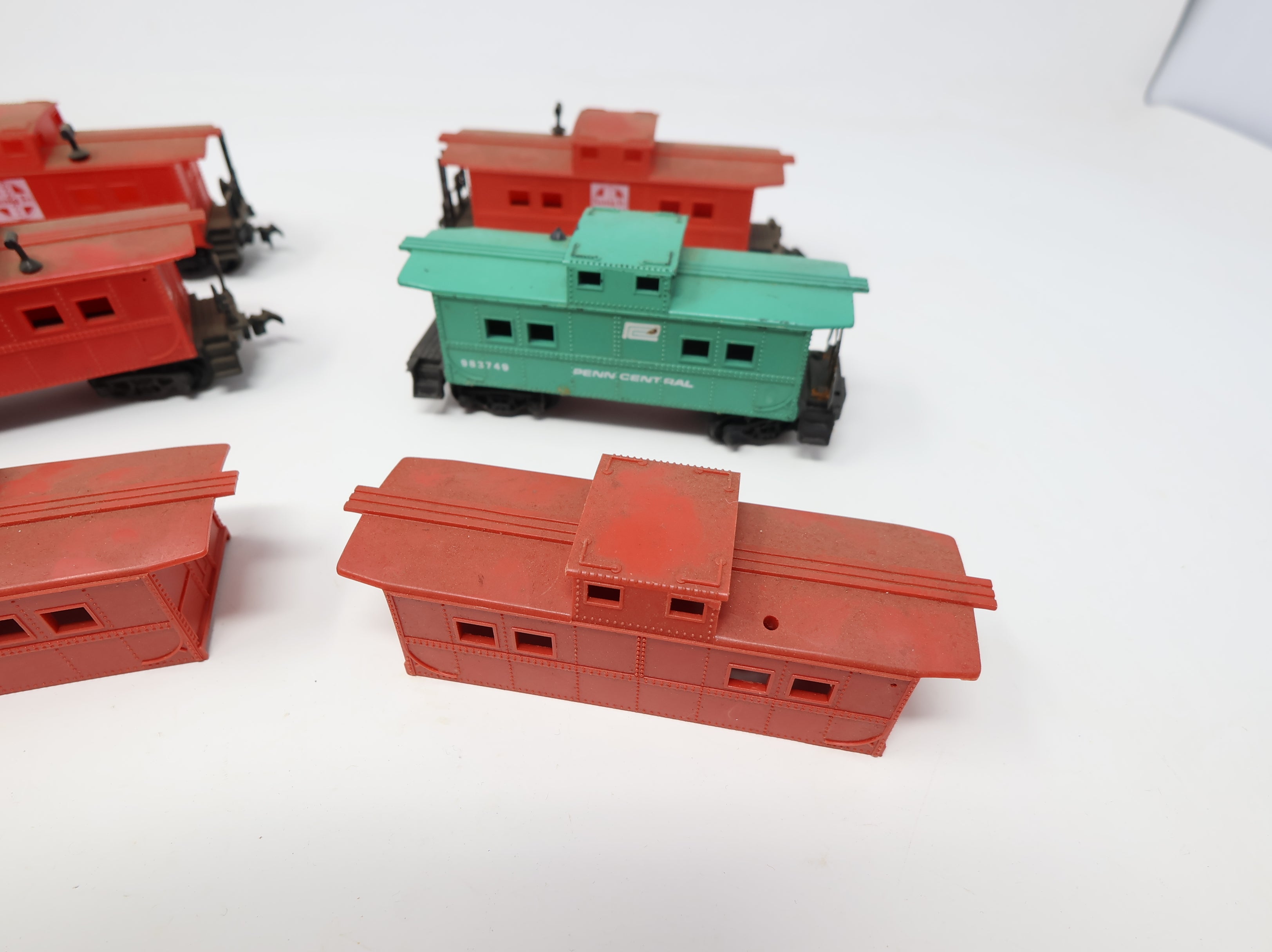 USED HO Scale Mixed Lot of Cabooses & Shells Santa Fe, PC, Undecorated Red (6 pcs)