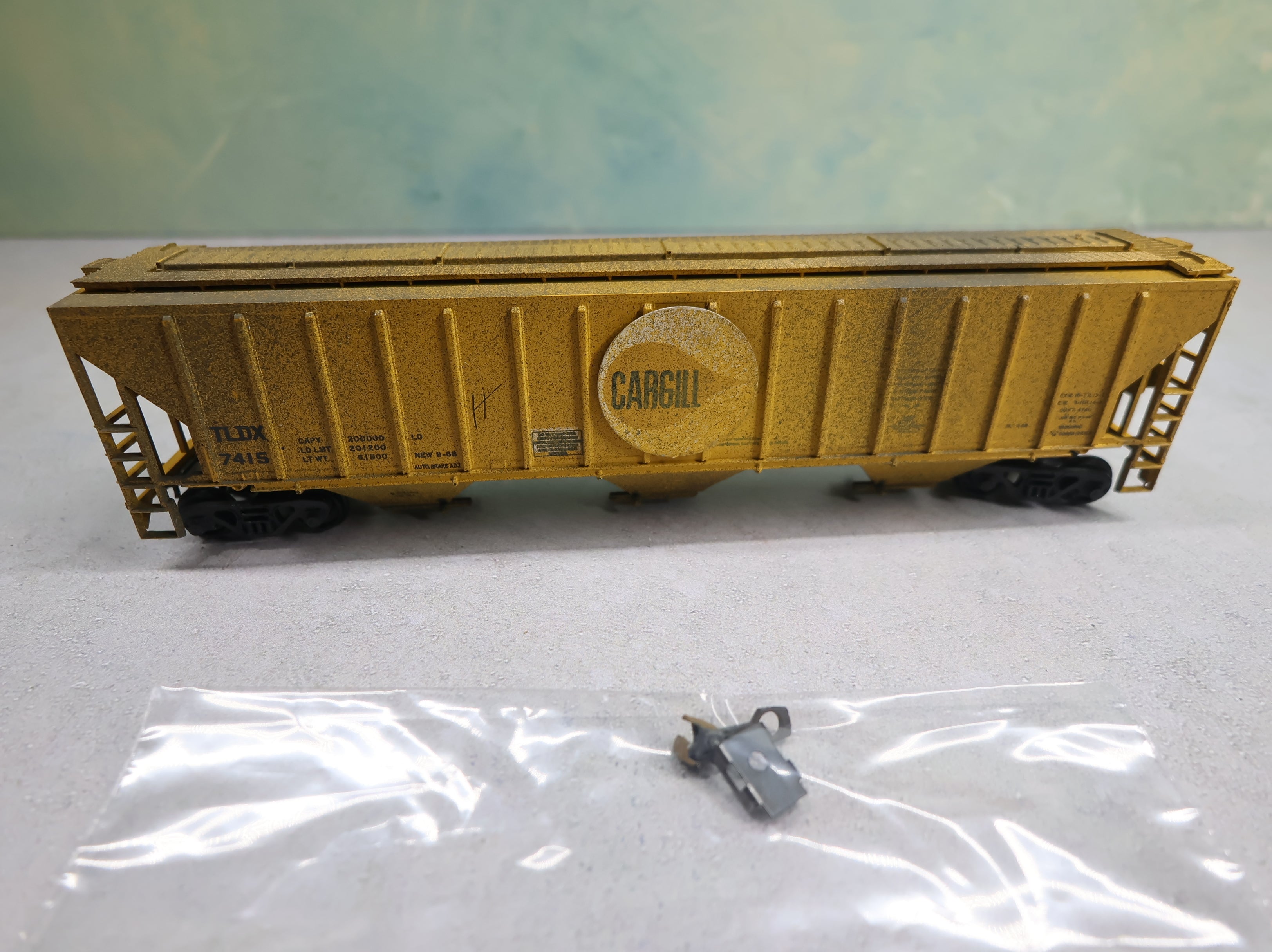 USED Athearn HO Scale 3 Bay Covered Hopper Cargill TLDX #7415 Weathered