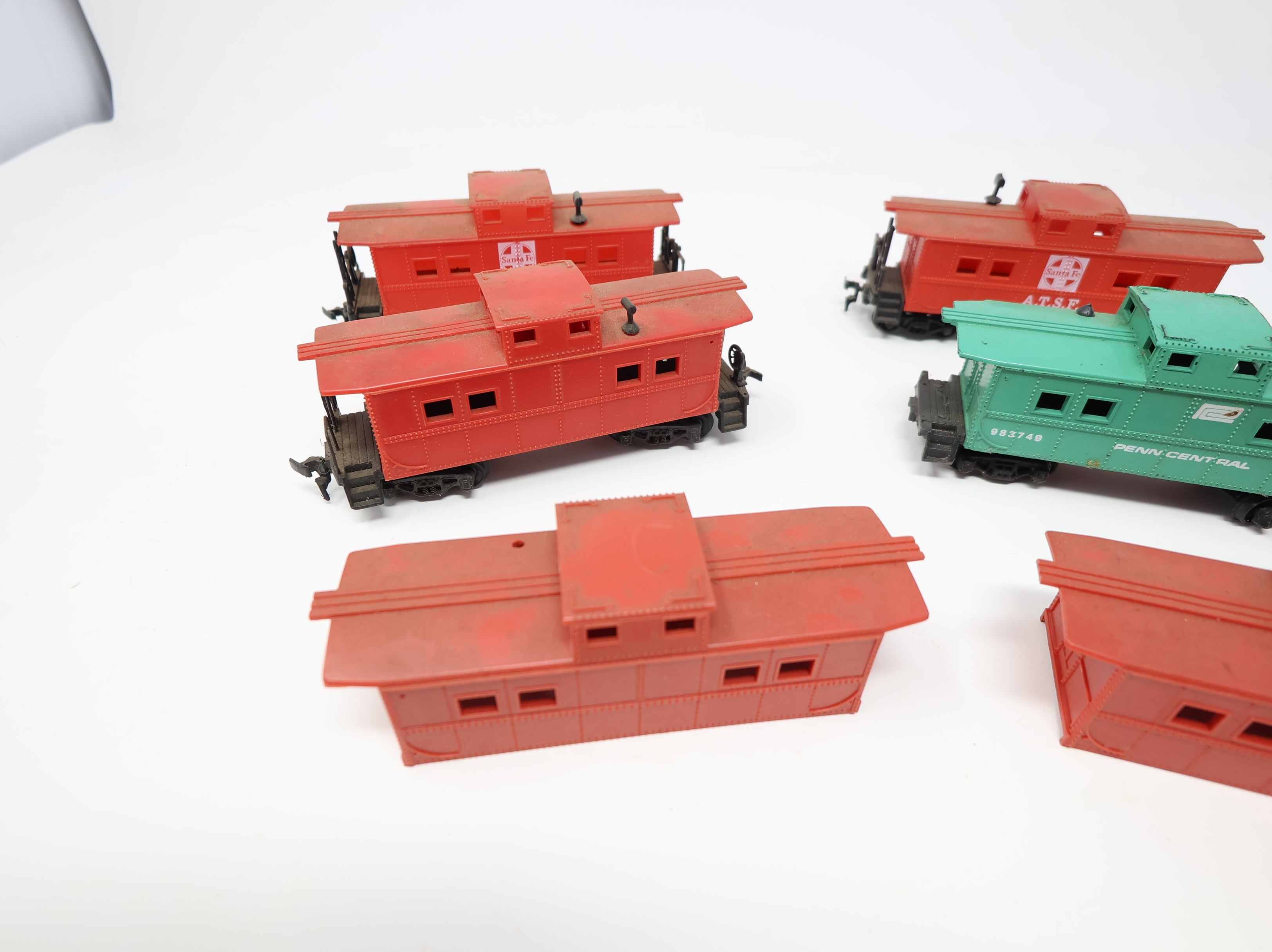 USED HO Scale Mixed Lot of Cabooses & Shells Santa Fe, PC, Undecorated Red (6 pcs)