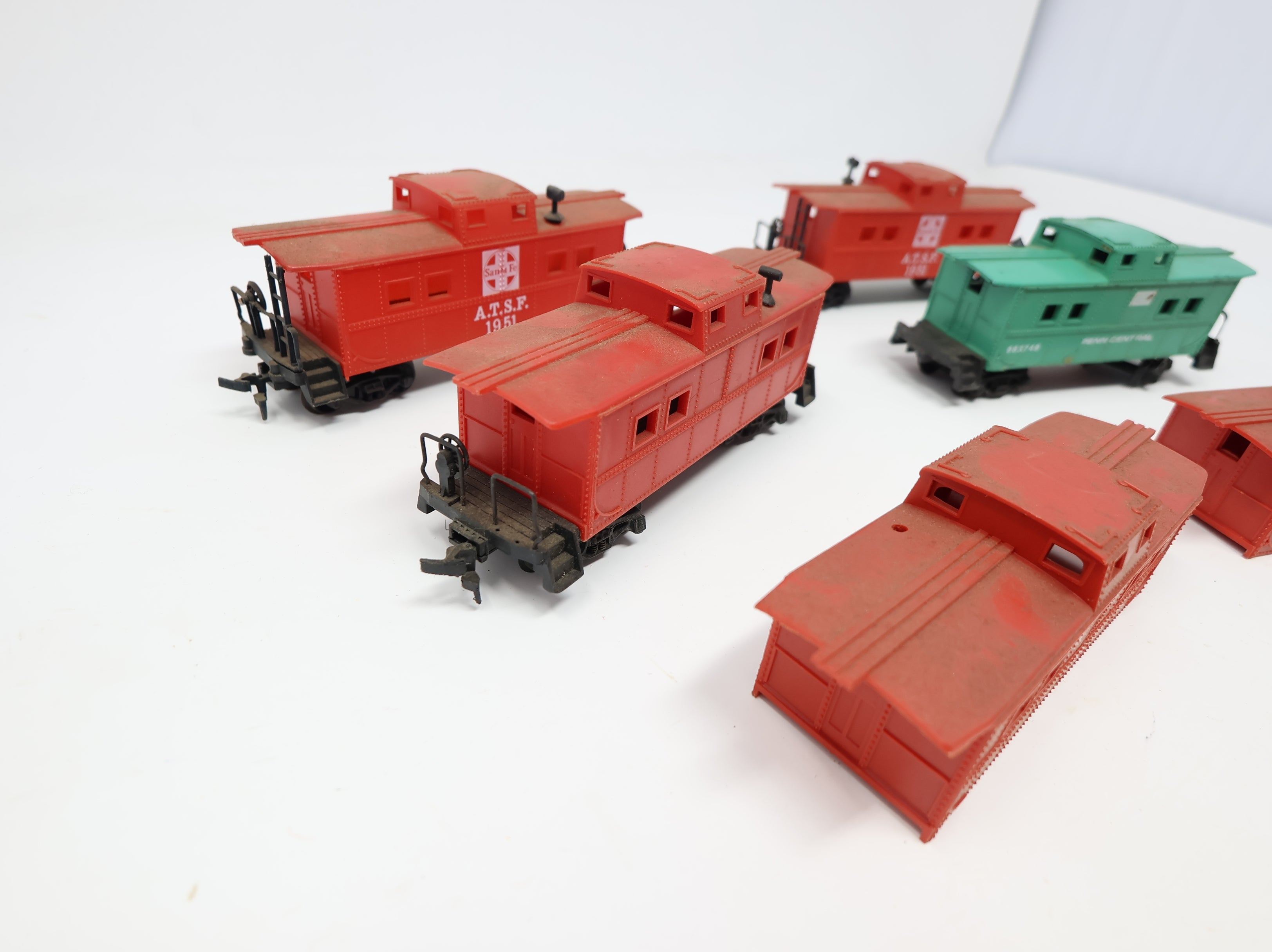 USED HO Scale Mixed Lot of Cabooses & Shells Santa Fe, PC, Undecorated Red (6 pcs)