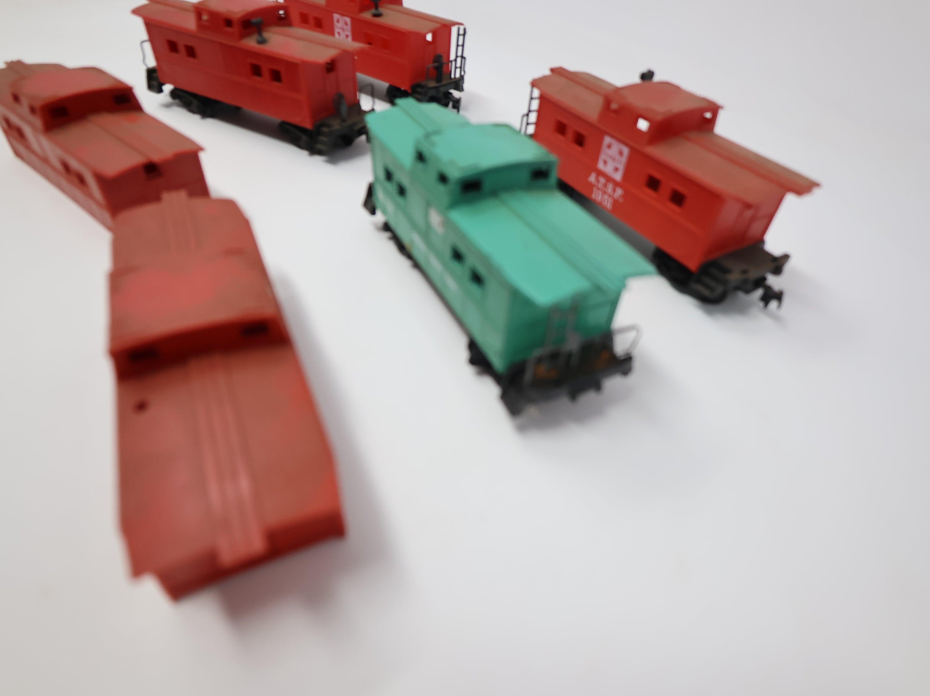 USED HO Scale Mixed Lot of Cabooses & Shells Santa Fe, PC, Undecorated Red (6 pcs)