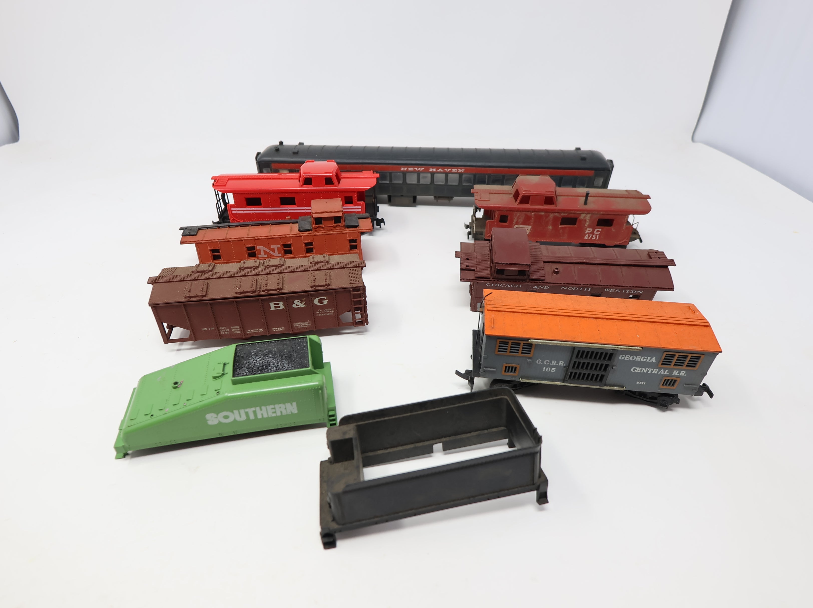 USED HO Scale Mixed Lot of Rough Model Trains & Parts New Haven, Penn Central & More (9 pcs)