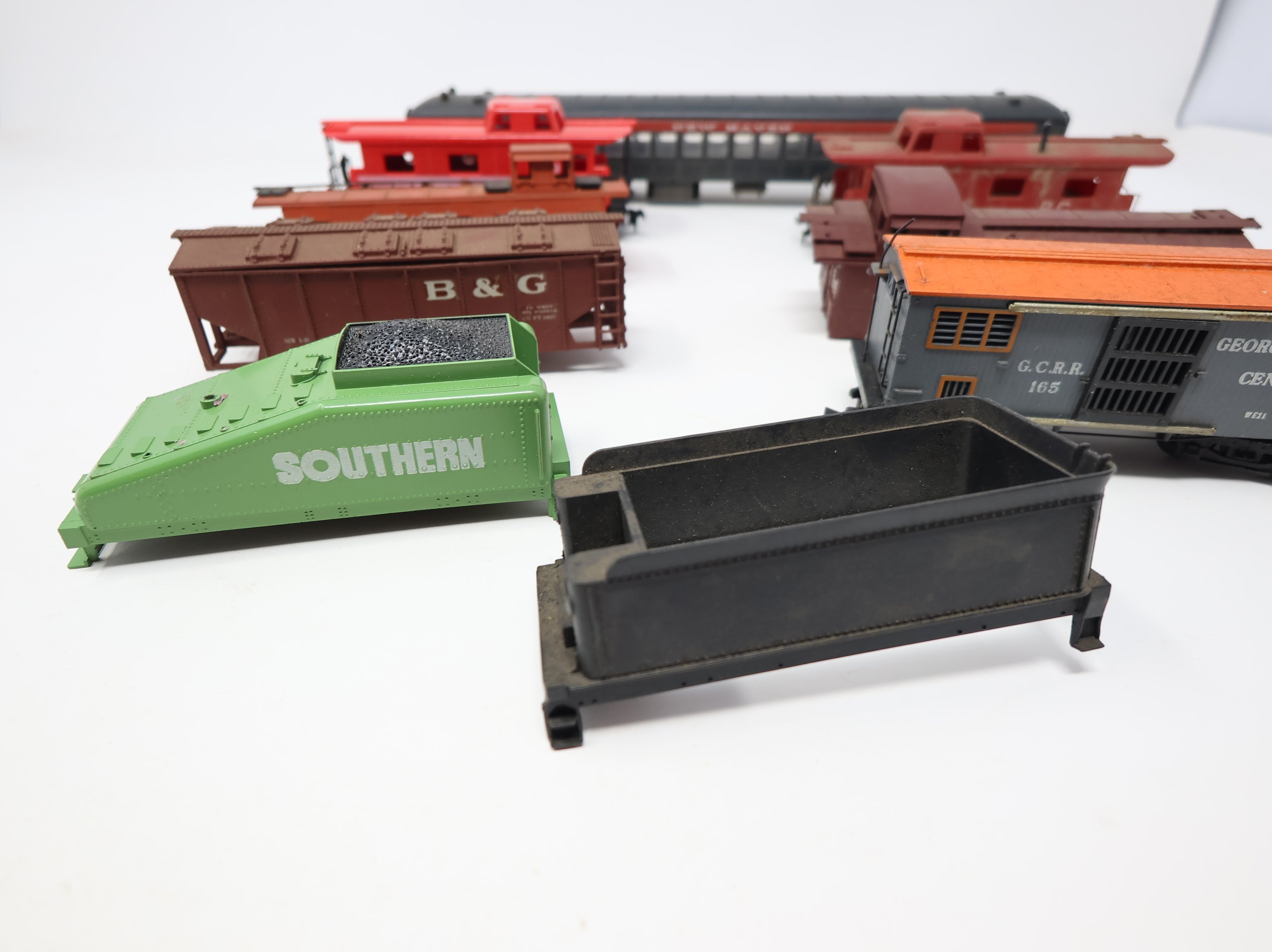 USED HO Scale Mixed Lot of Rough Model Trains & Parts New Haven, Penn Central & More (9 pcs)