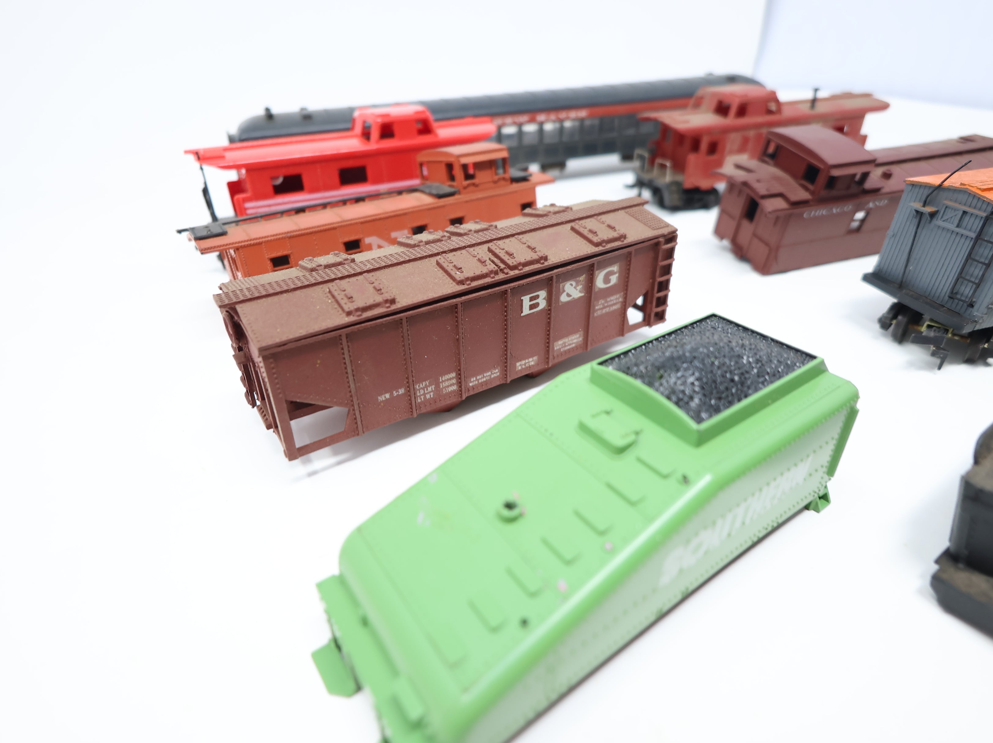 USED HO Scale Mixed Lot of Rough Model Trains & Parts New Haven, Penn Central & More (9 pcs)