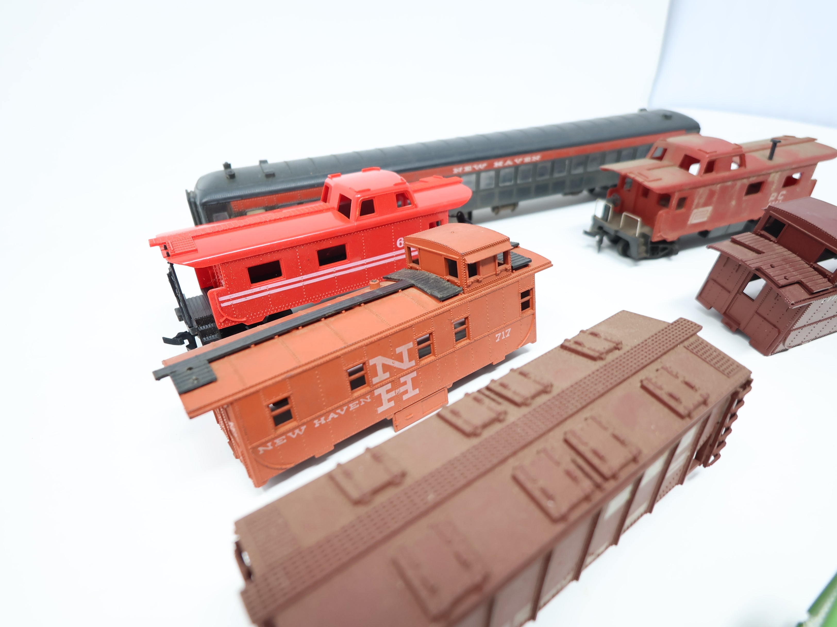 USED HO Scale Mixed Lot of Rough Model Trains & Parts New Haven, Penn Central & More (9 pcs)