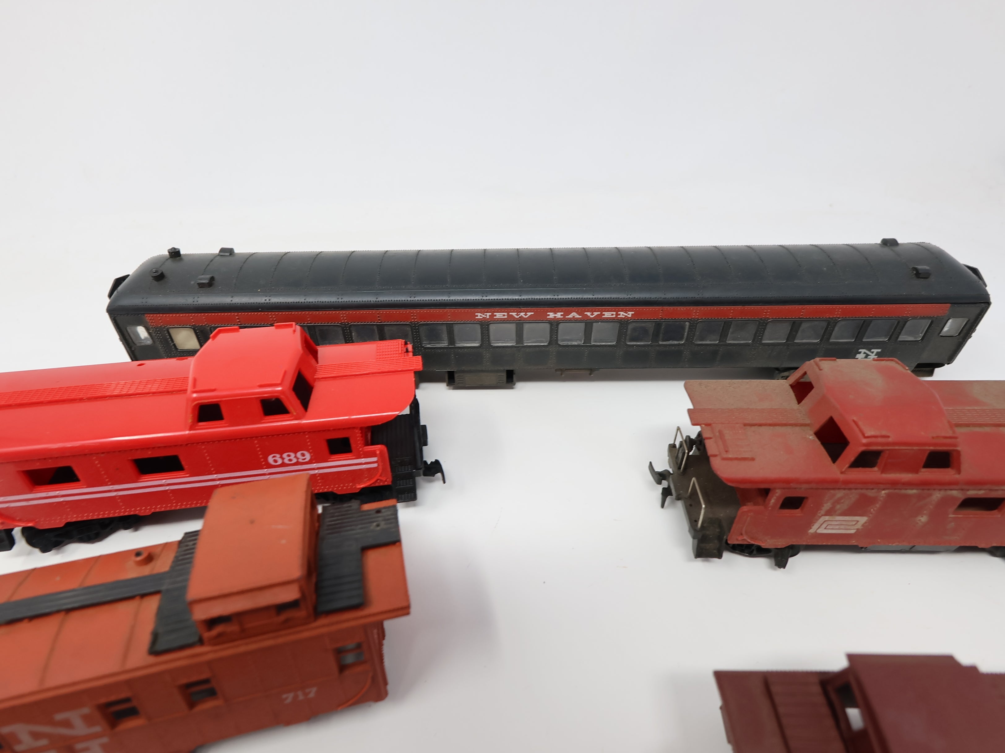 USED HO Scale Mixed Lot of Rough Model Trains & Parts New Haven, Penn Central & More (9 pcs)