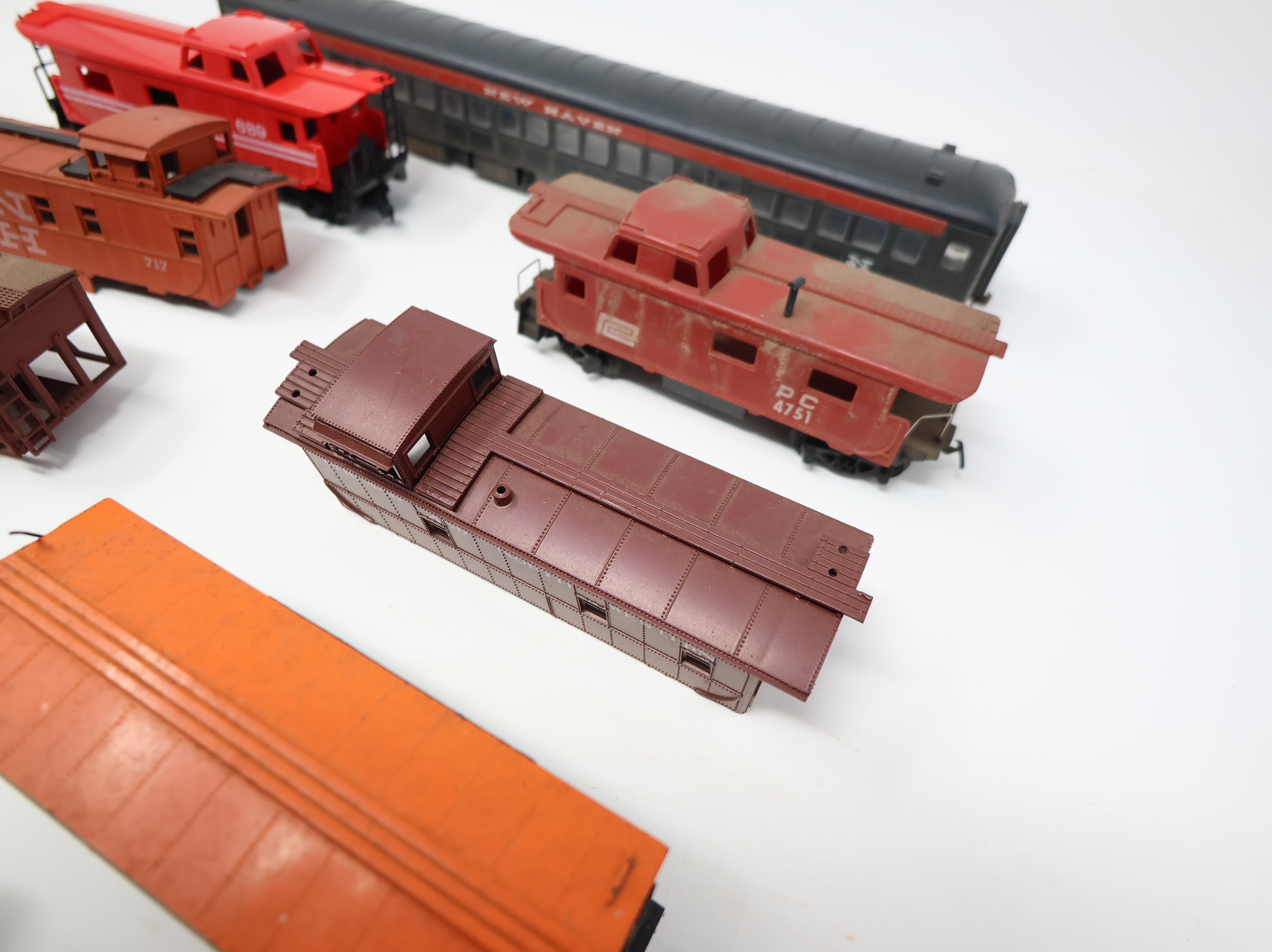 USED HO Scale Mixed Lot of Rough Model Trains & Parts New Haven, Penn Central & More (9 pcs)