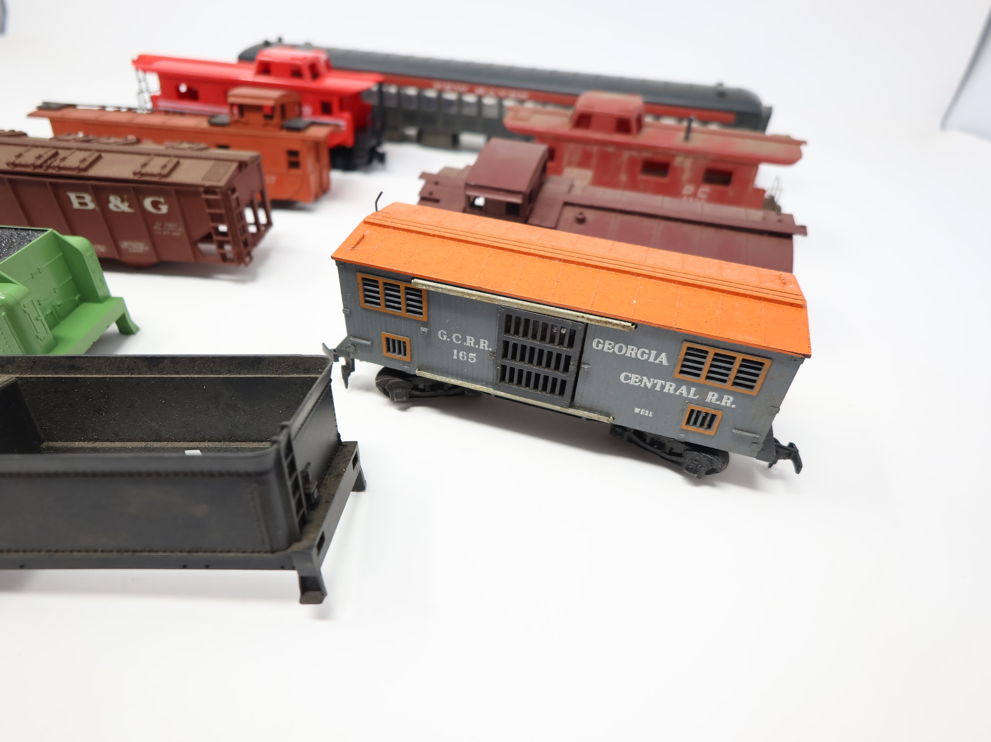 USED HO Scale Mixed Lot of Rough Model Trains & Parts New Haven, Penn Central & More (9 pcs)