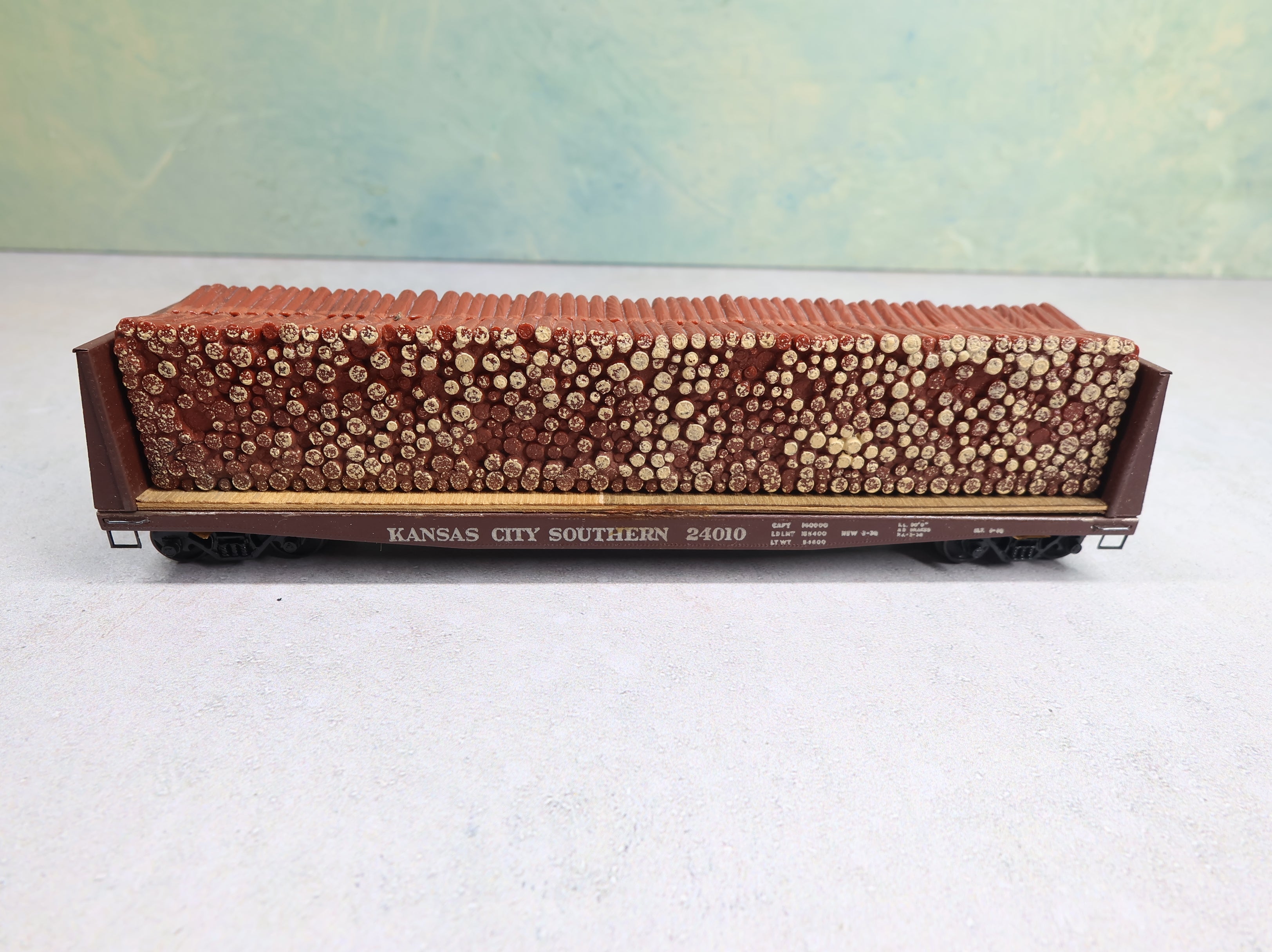 USED HO Scale Bulkhead Flat Car Kansas City Southern #24010 w/ Pulpwood Load