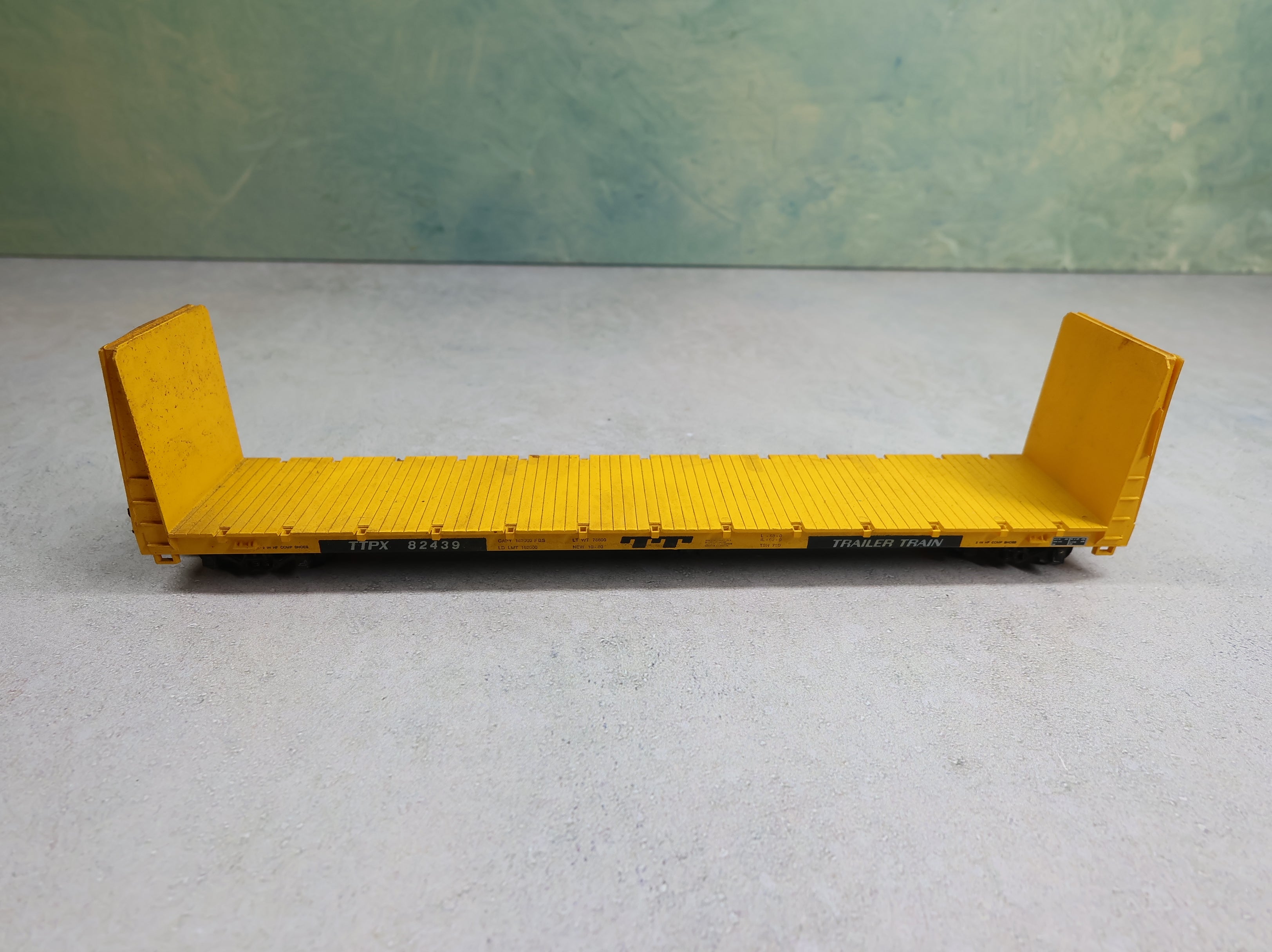 USED Roundhouse HO Scale 60' Bulkhead Flat Car Trailer Train TTPX #82439
