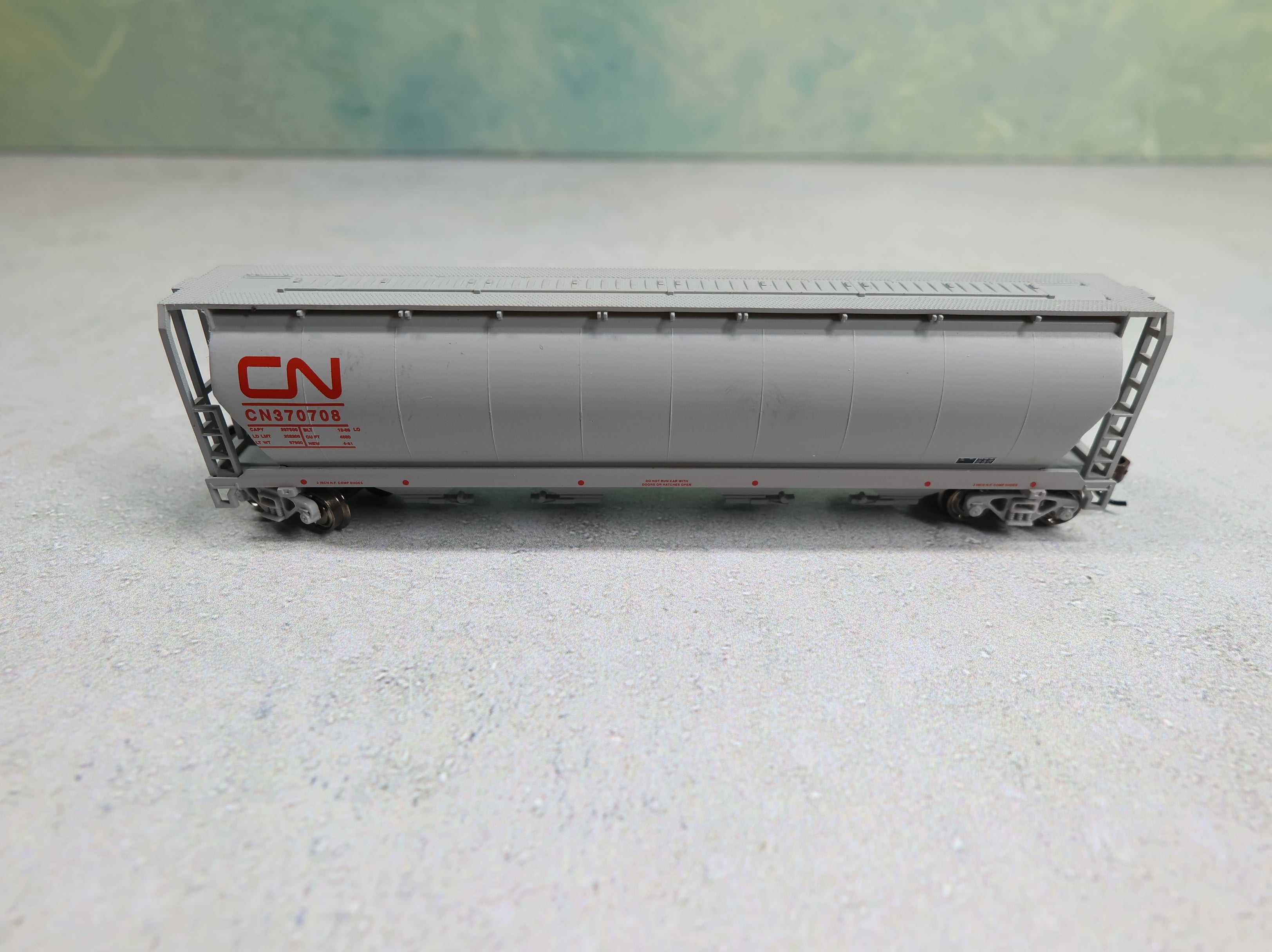 USED Bachmann 19151 N Scale 4 Bay Cylindrical Grain Hopper Canadian National CN #370708 Demonstrator