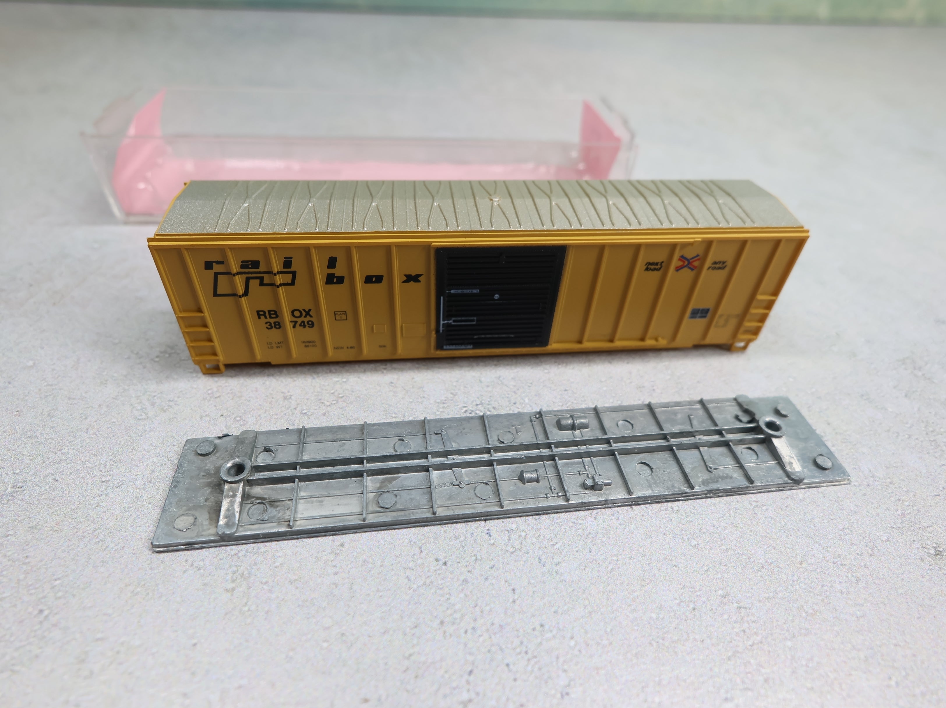 USED Roundhouse N Scale 50' Box Car Railbox RBOX #38749 KIT