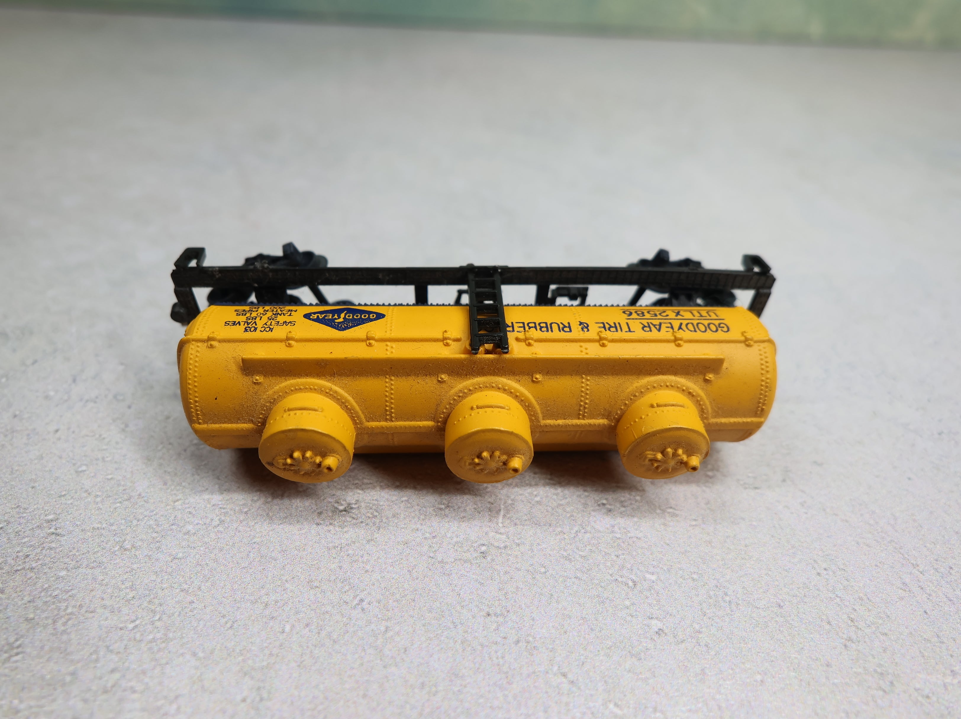 USED Life-Like #07766 N Scale 3 Dome Tank Car Goodyear UTLX #2586