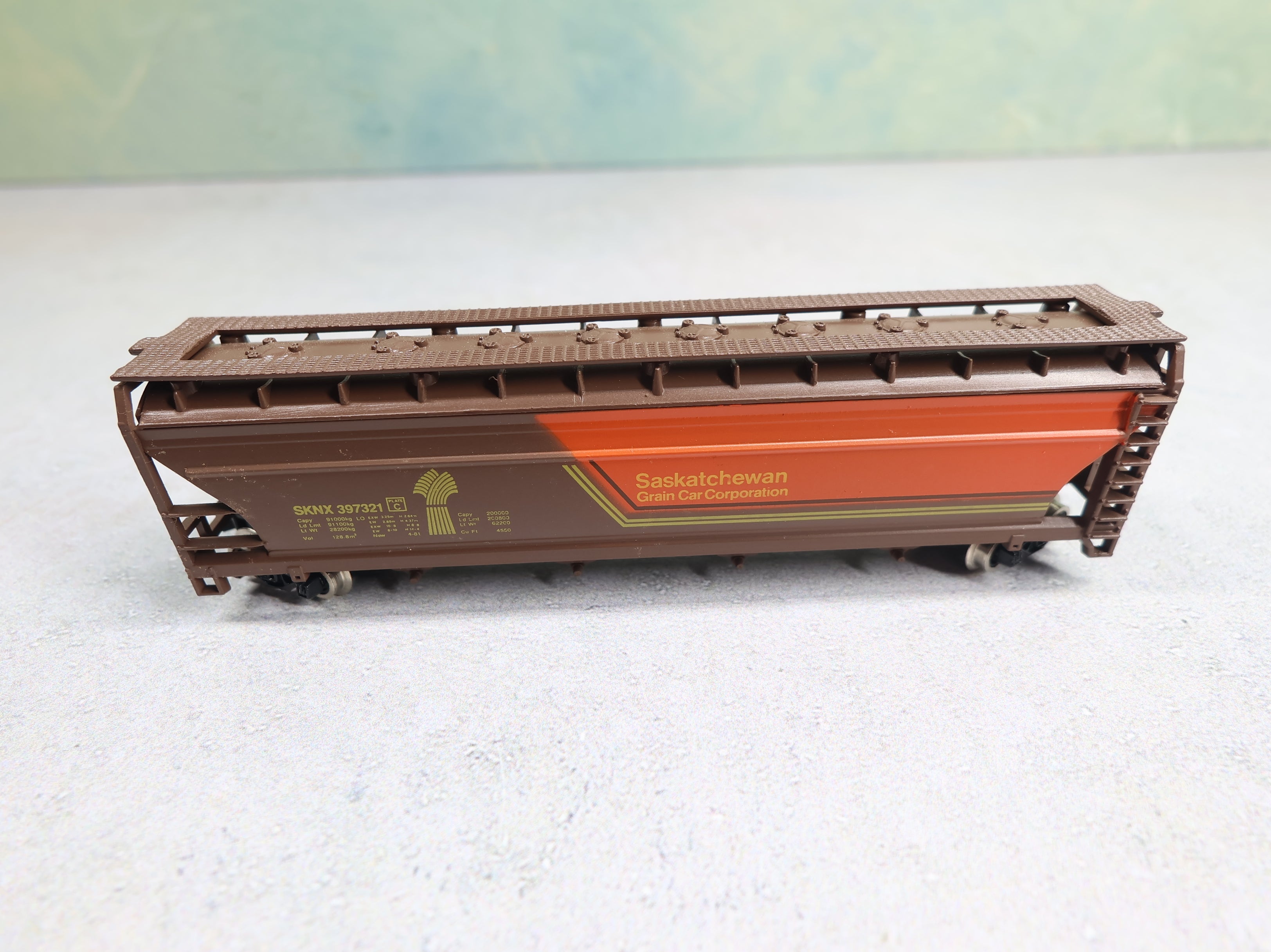 USED Model Power N Scale 4 Bay Centerflow Hopper Saskatchewan Grain Car Corporation SKNX #397321