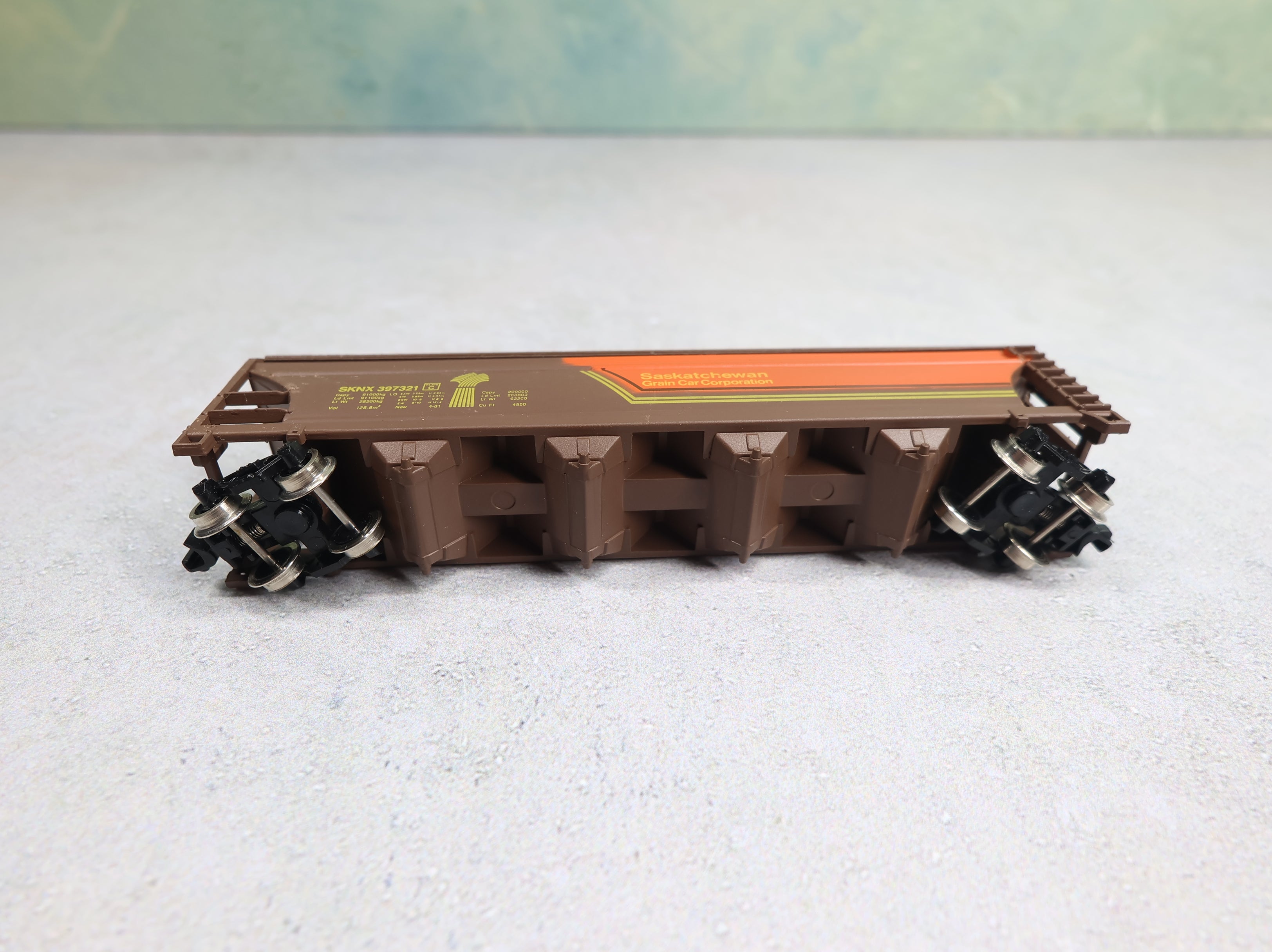 USED Model Power N Scale 4 Bay Centerflow Hopper Saskatchewan Grain Car Corporation SKNX #397321