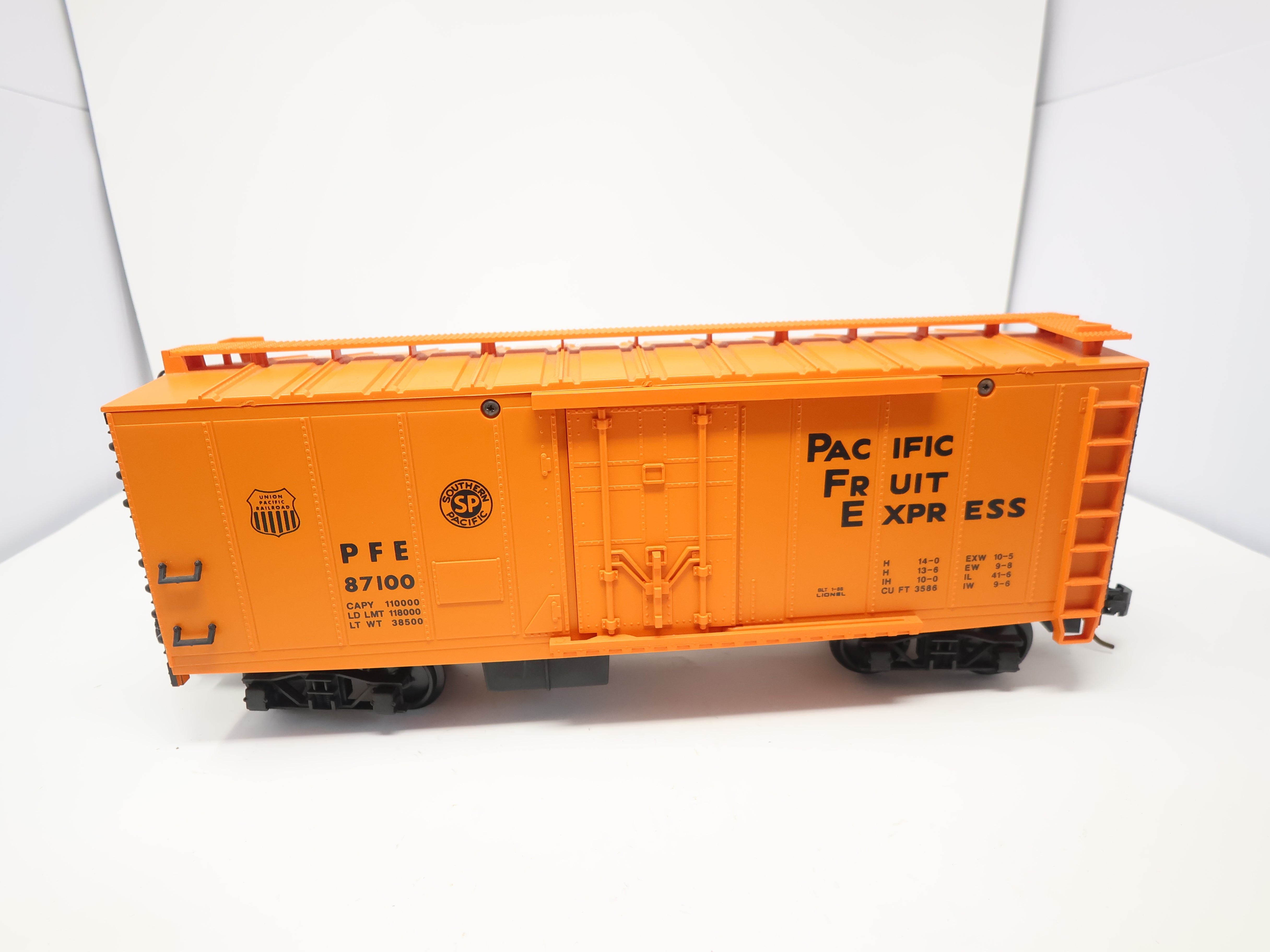 USED Lionel 8-87100 G Scale, Reefer Box Car, Pacific Fruit Express PFE #87100
