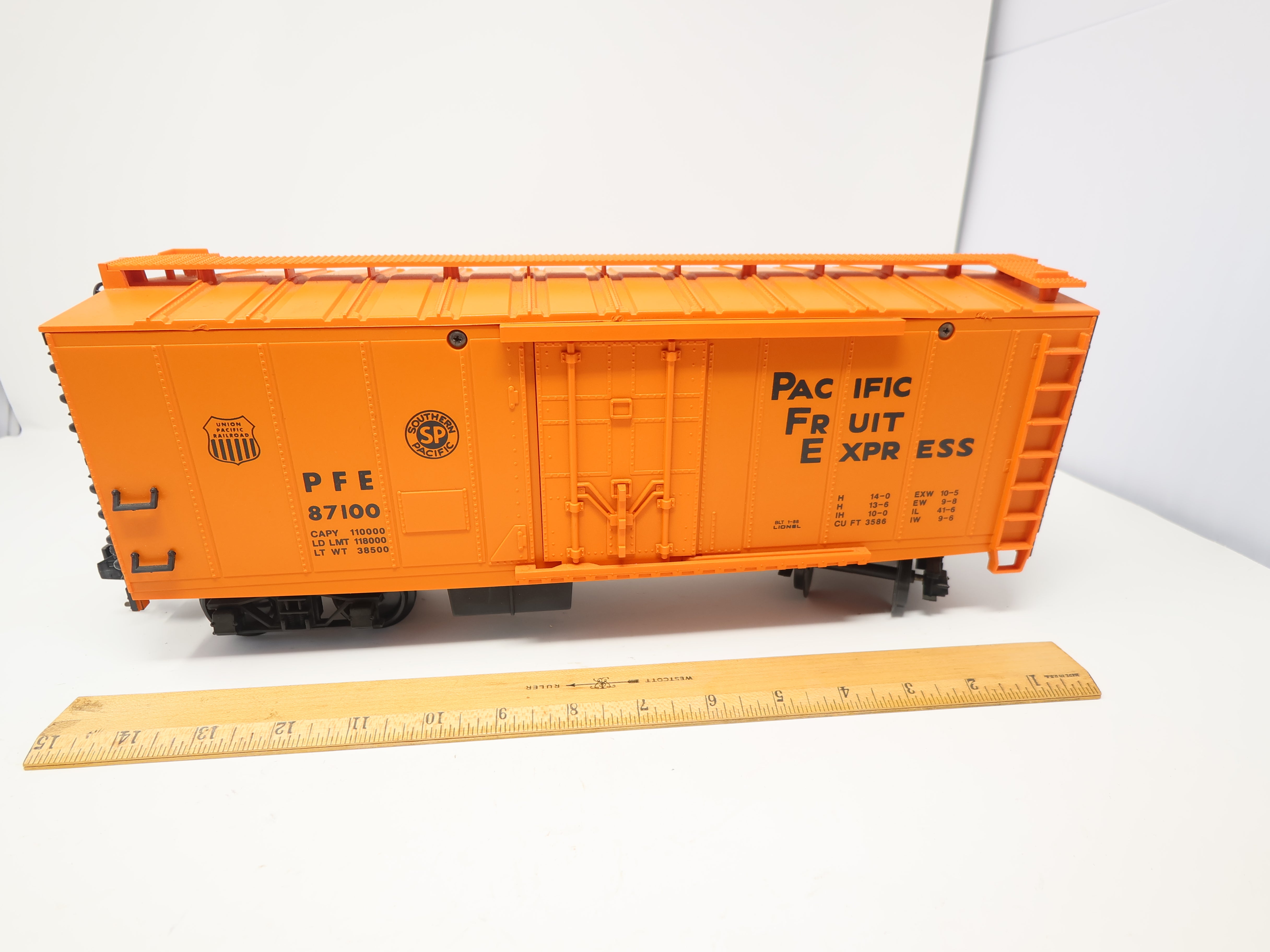 USED Lionel 8-87100 G Scale, Reefer Box Car, Pacific Fruit Express PFE #87100