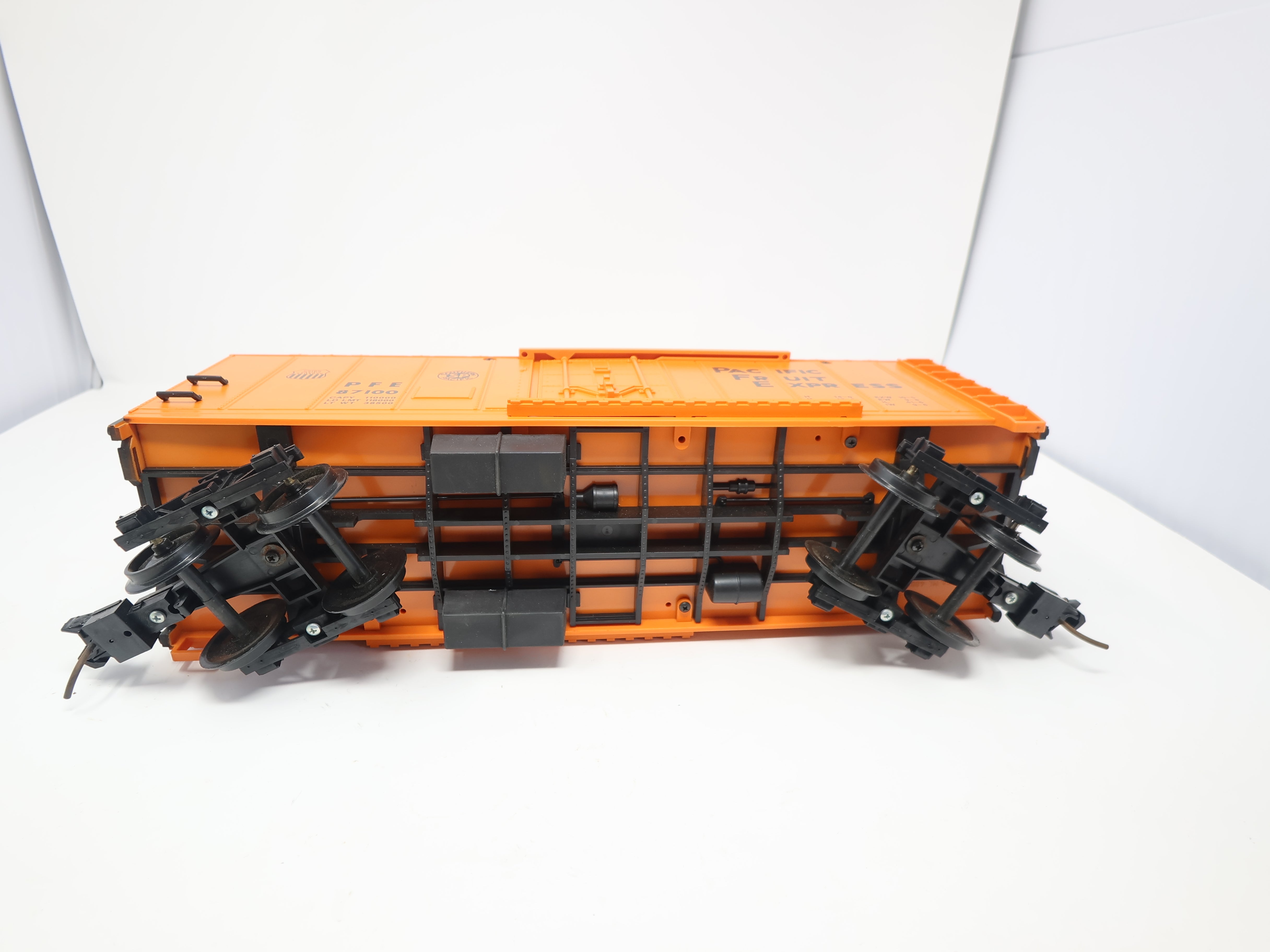 USED Lionel 8-87100 G Scale, Reefer Box Car, Pacific Fruit Express PFE #87100