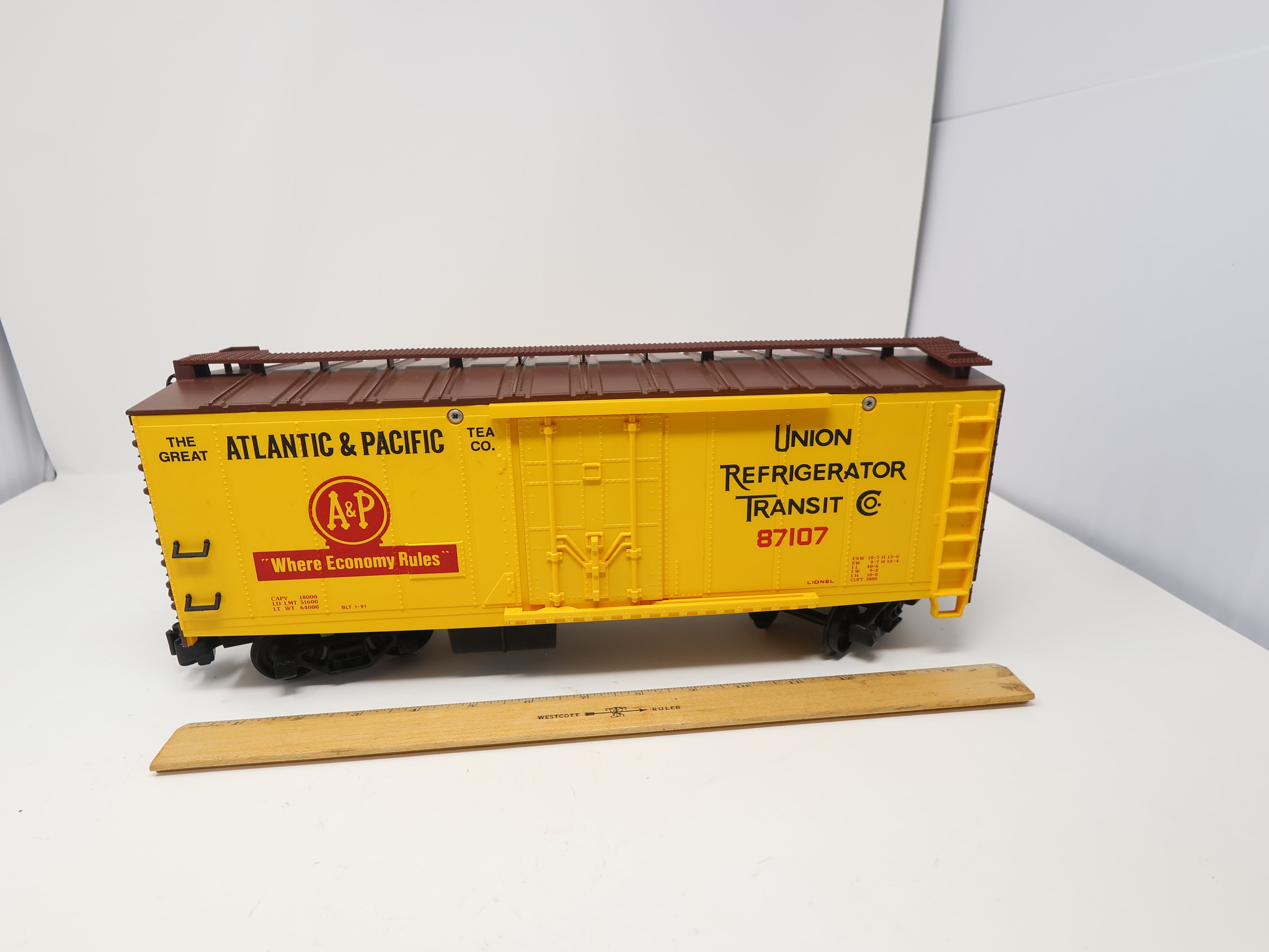 USED Lionel 8-87107 G Scale, Reefer Box Car, A & P #87107