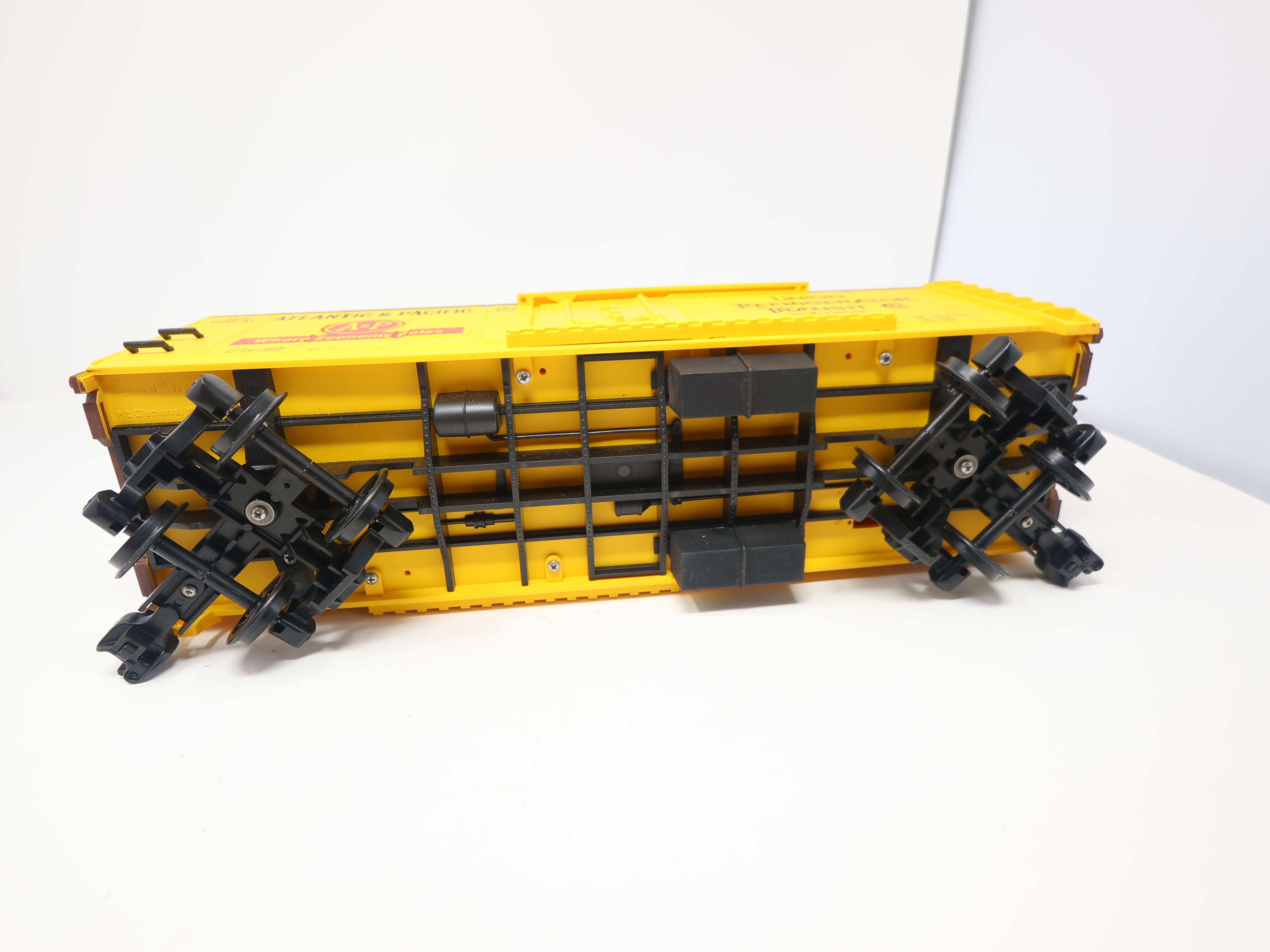 USED Lionel 8-87107 G Scale, Reefer Box Car, A & P #87107