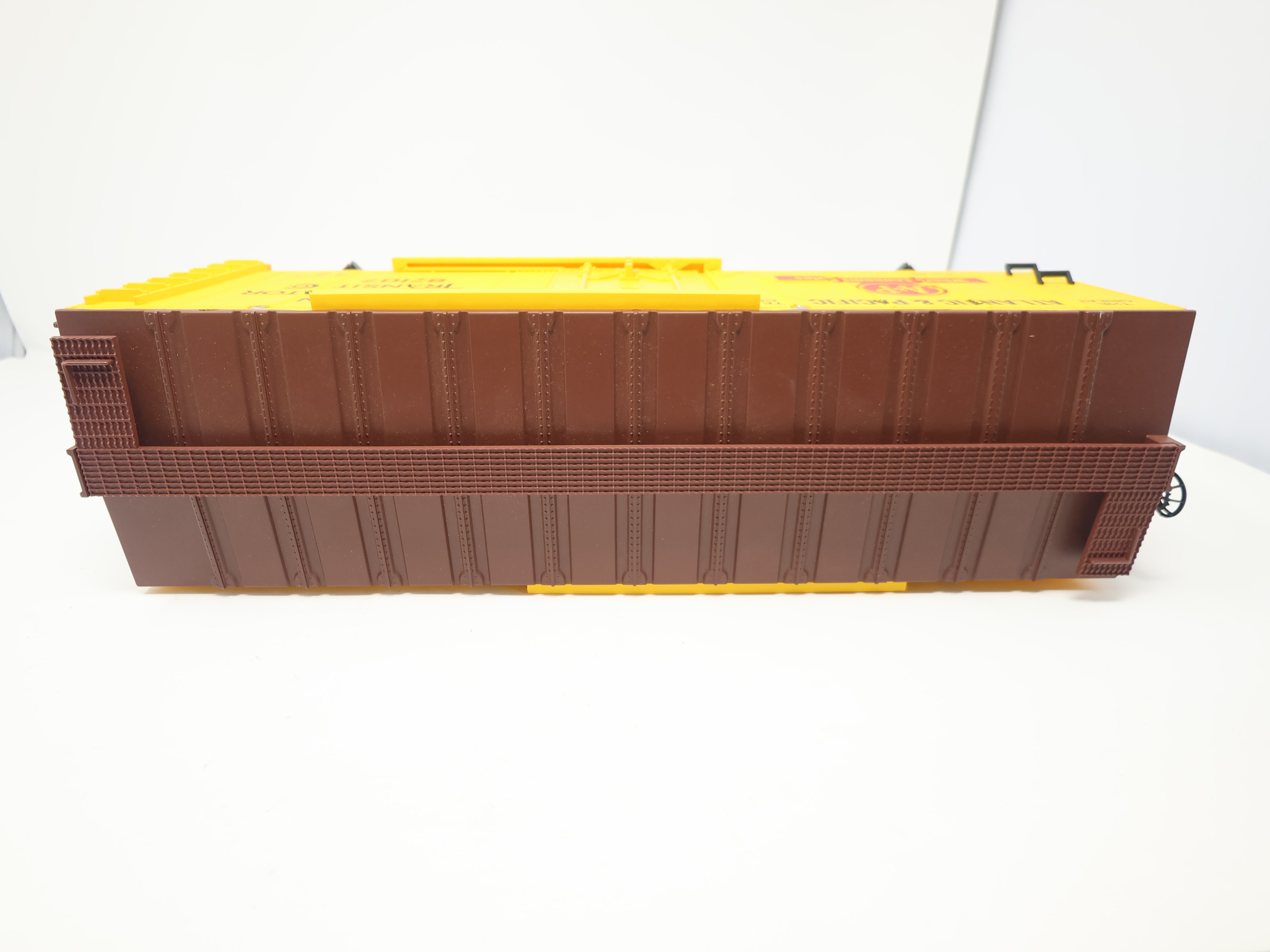 USED Lionel 8-87107 G Scale, Reefer Box Car, A & P #87107