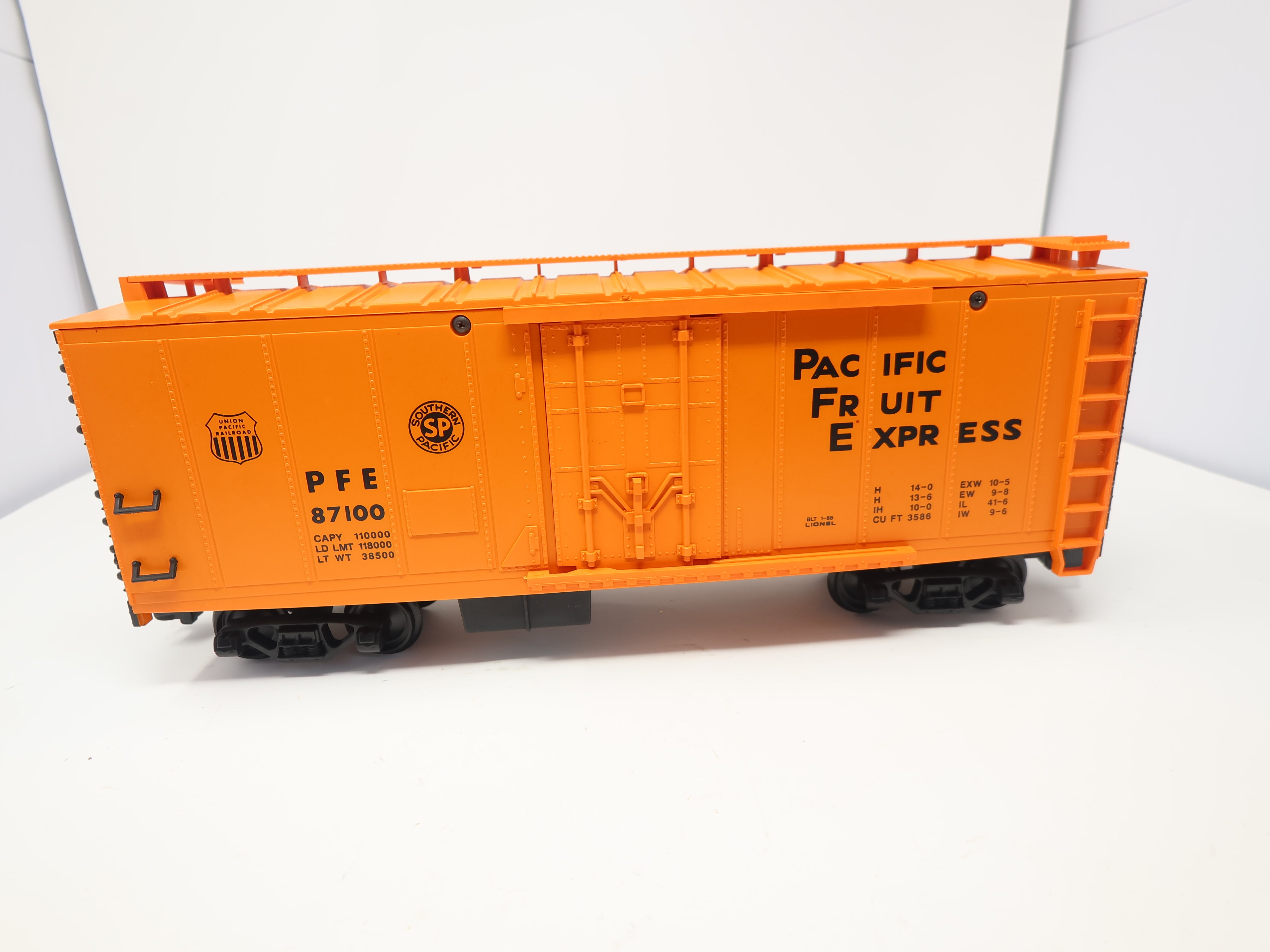 USED Lionel 8-87100 G Scale, Reefer Box Car, Pacific Fruit Express PFE #87100