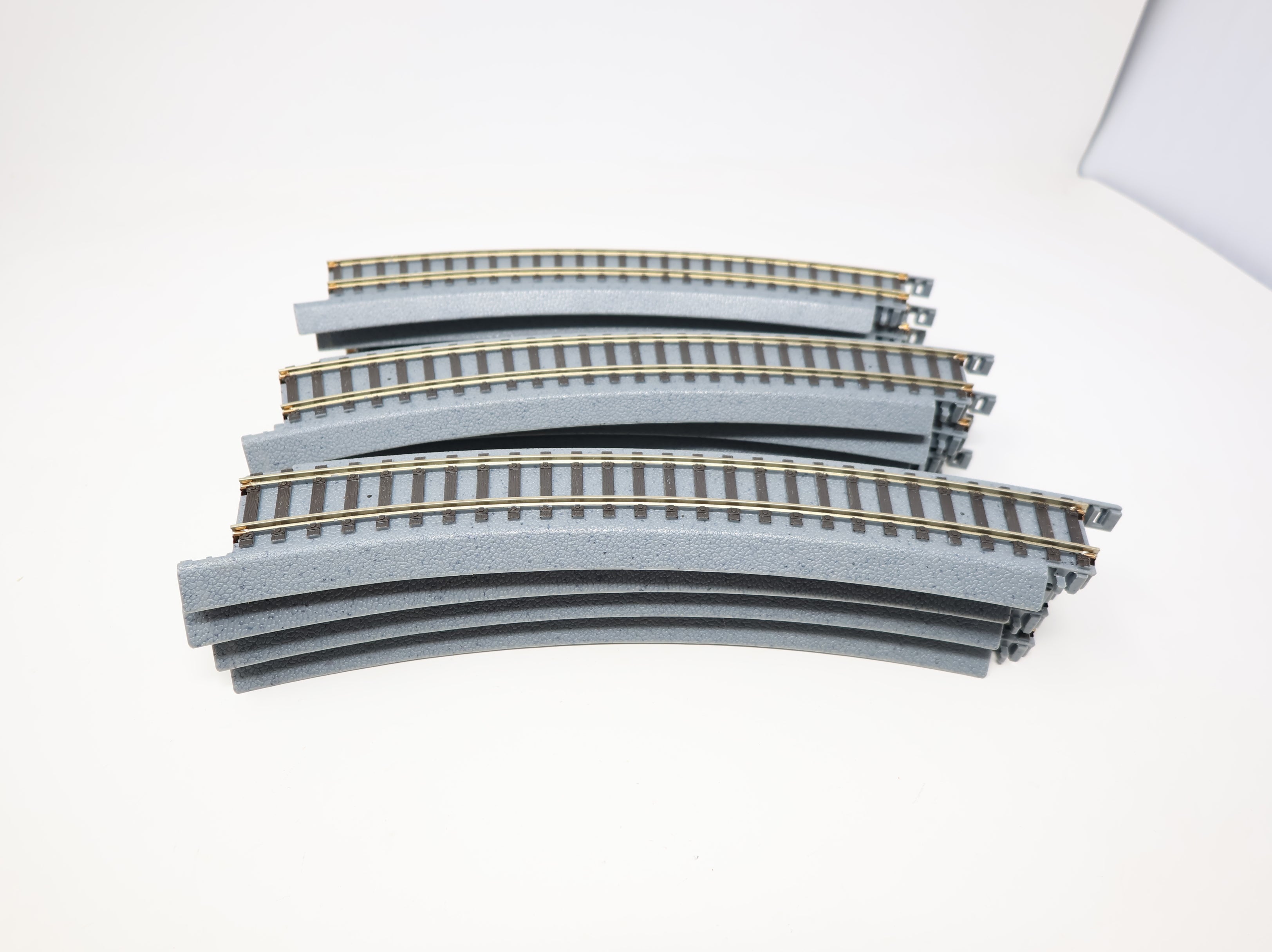 USED WalthersMainline HO Scale Power-Loc 18" Radius Curve Track (12 pcs)