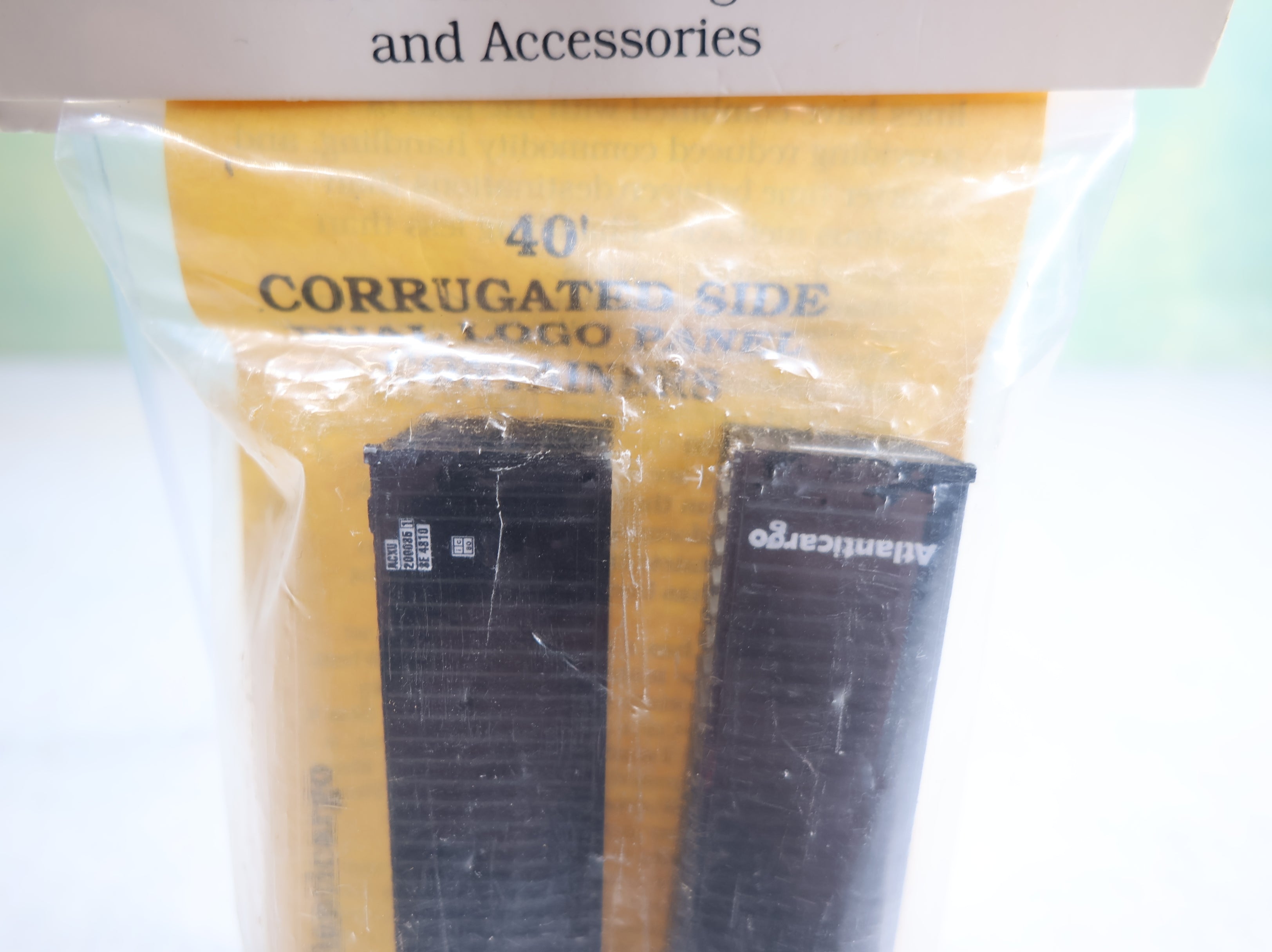 Deluxe 5140 N Scale 40' Corrugated Side Containers Atlanticargo (2 pcs)
